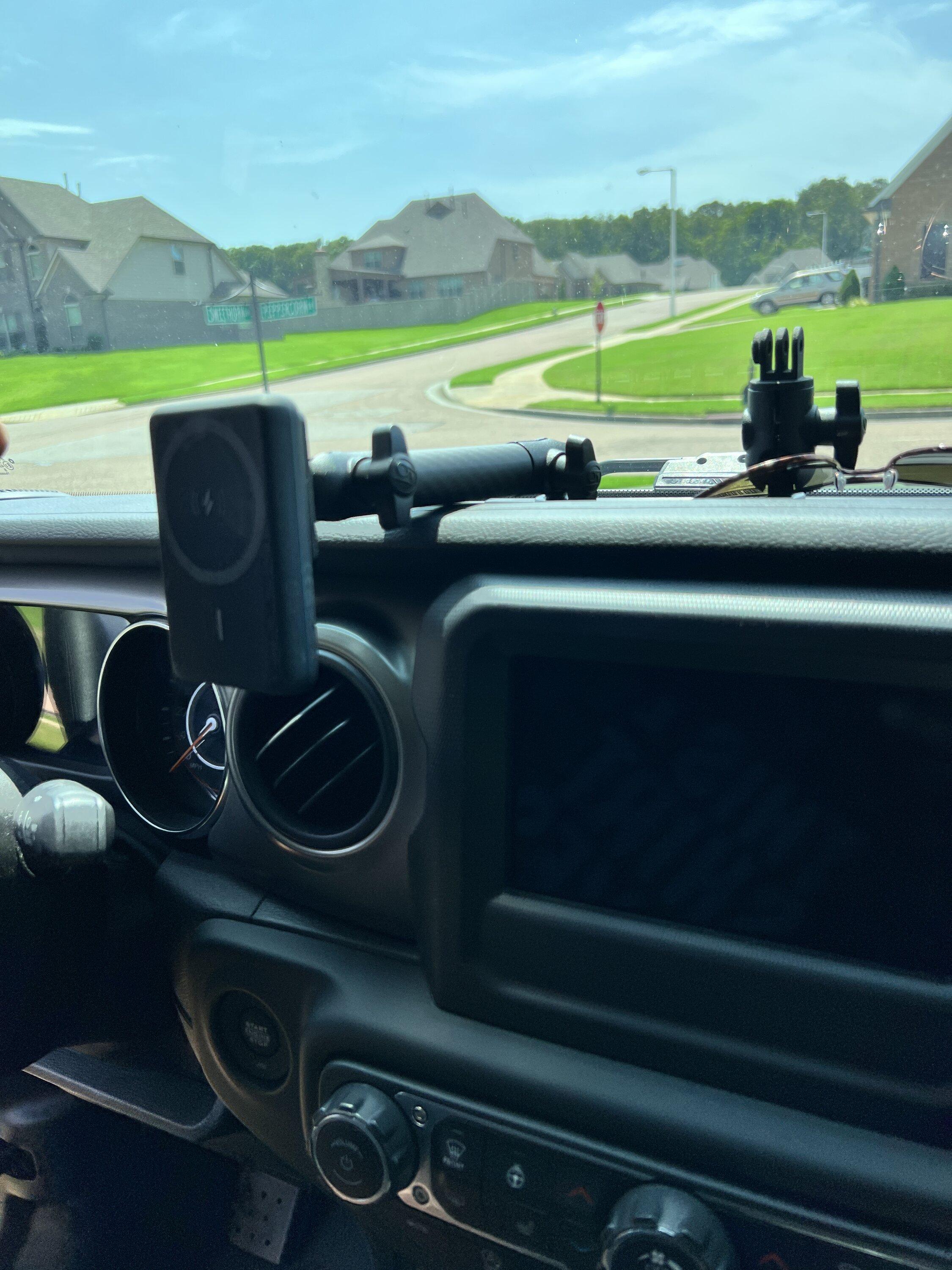 Jeep Gladiator iphone car mount 37091C15-A47D-40DD-AE97-1BD12330F75B
