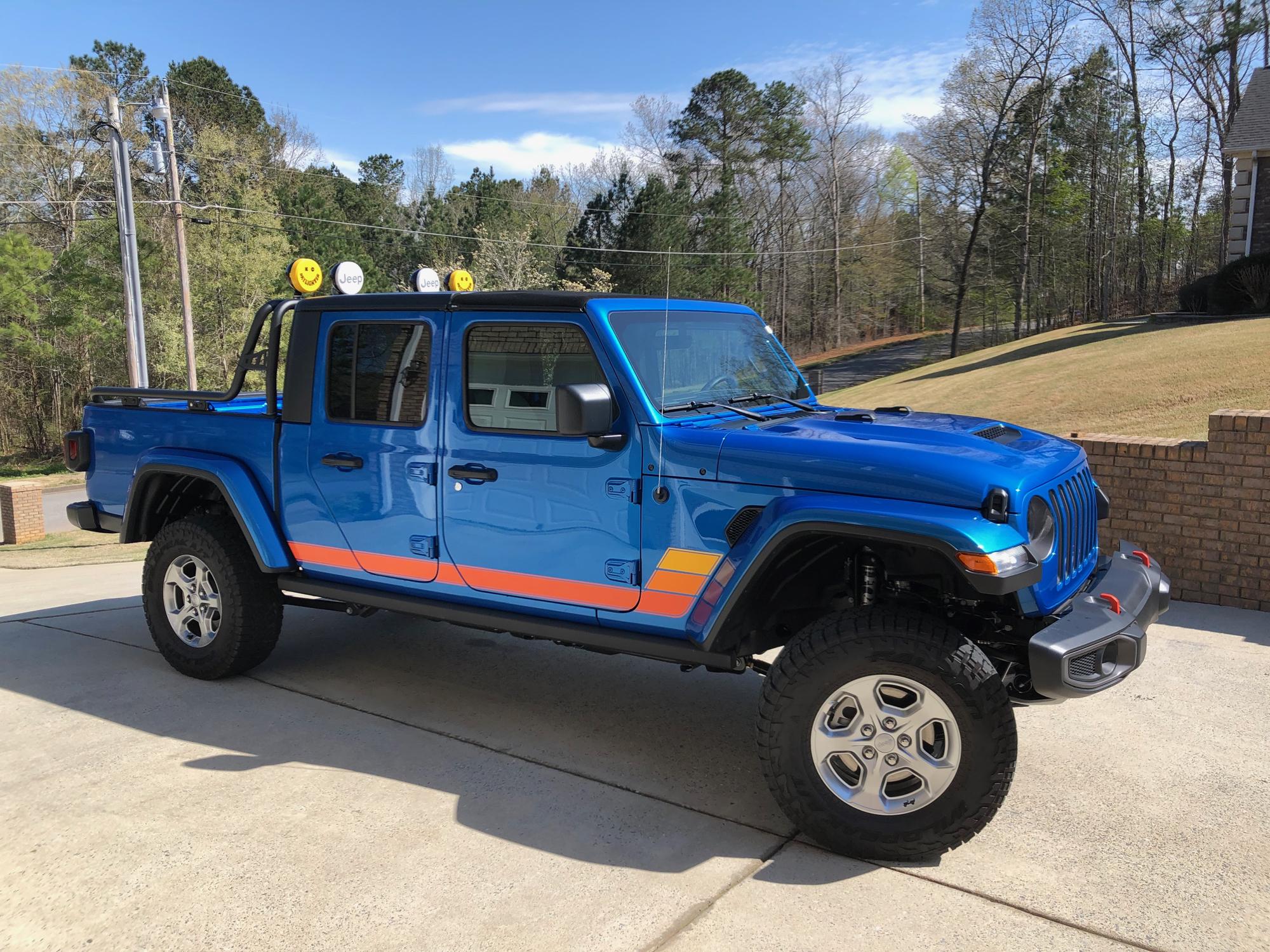 Jeep Gladiator People confused why I removed Mojave hood stickers and badges from my Jeep 1659571685187