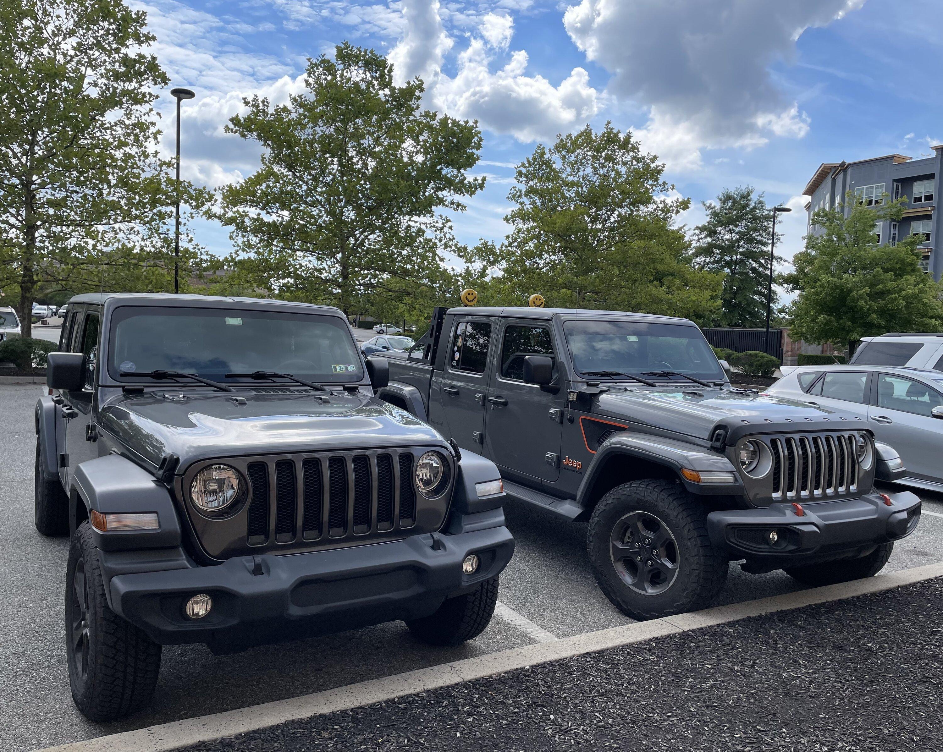 Jeep Gladiator Jeeps Parking Next To Jeeps 0E9271E5-165D-48CD-AF21-E2F6C90A1648