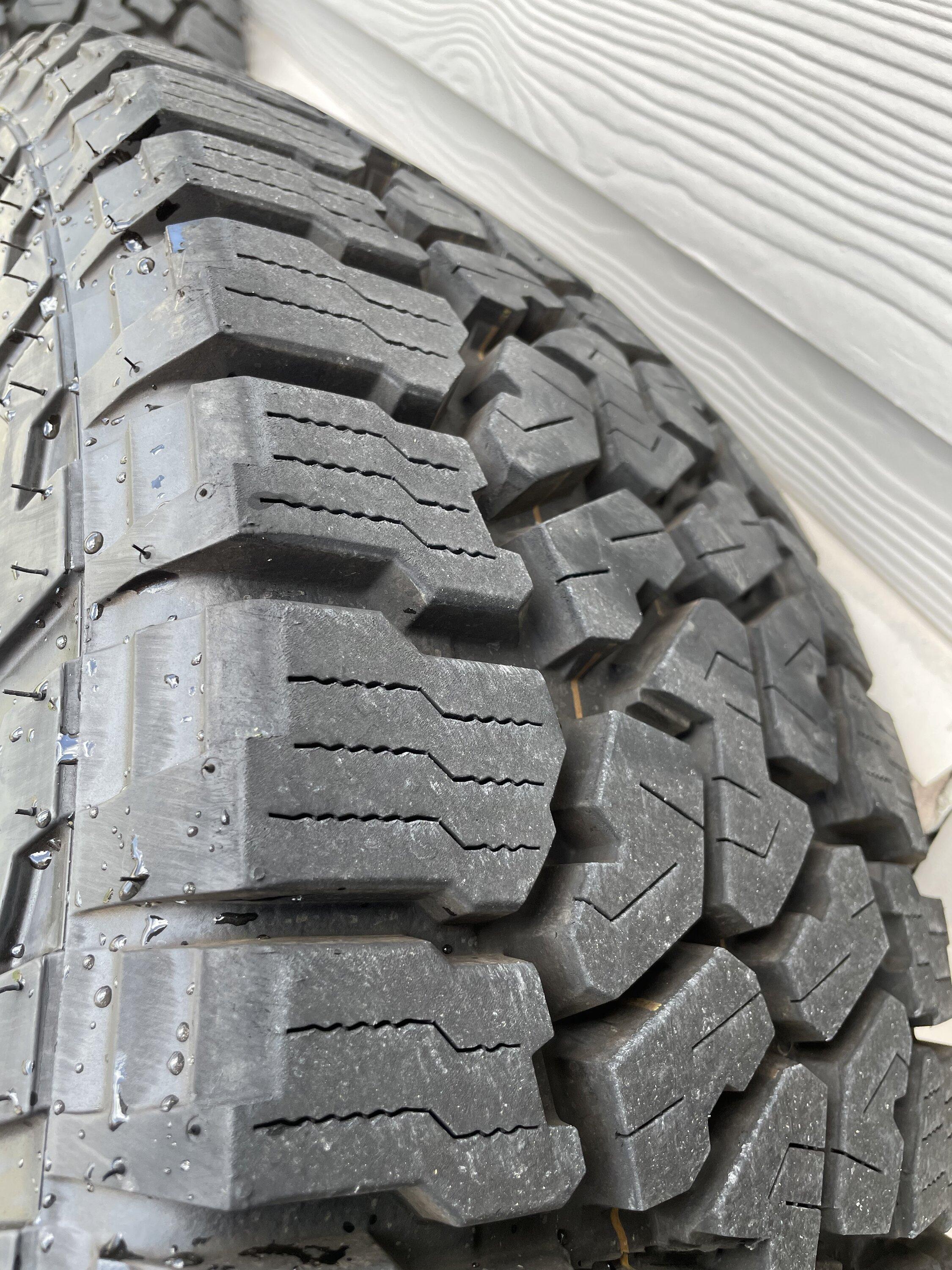 Jeep Gladiator 2022 Rubicon OEM wheel and tire take offs BD07611B-FF41-4DC0-A7BF-22AA3F11FF26