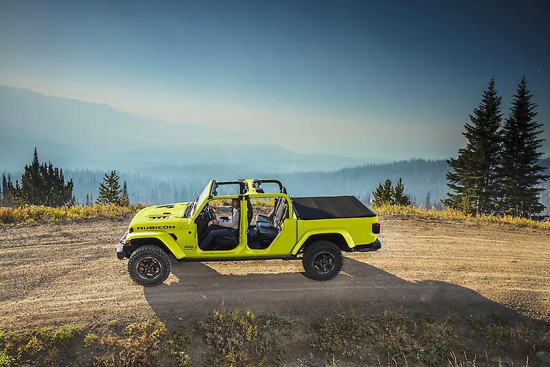 Jeep Gladiator HIGH VELOCITY YELLOW Gladiator JT Club High Velocity Yellow Jeep Gladiator 2