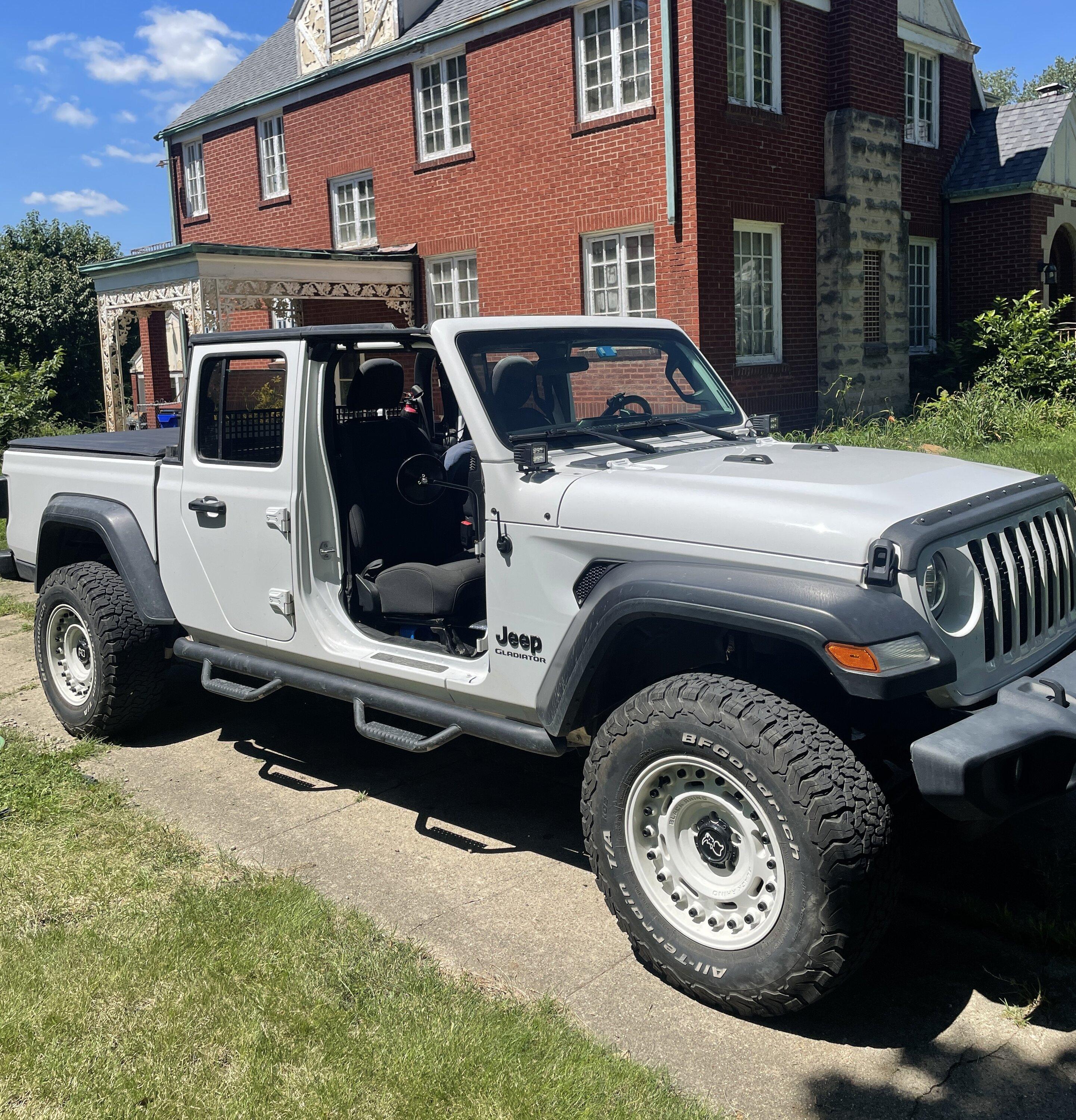 Jeep Gladiator BRIGHT WHITE Gladiator JT Club AAEF5D10-C2A5-4216-9D12-62F322657525
