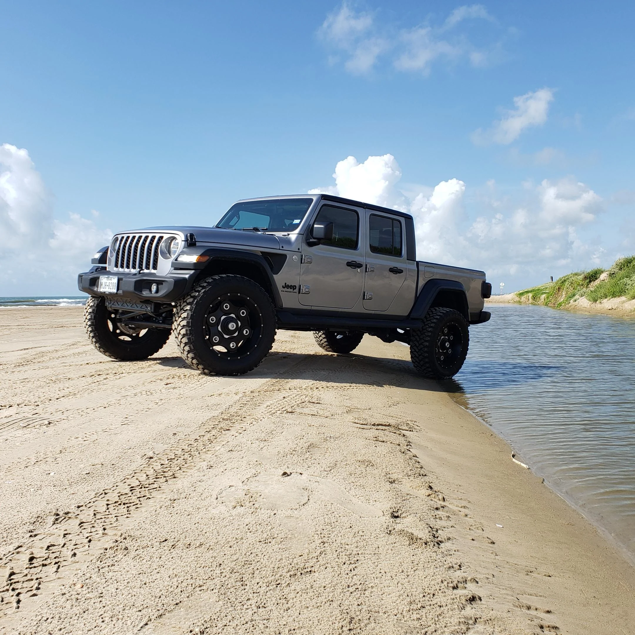 Jeep Gladiator 22s on 37s on the beach? 20190828_103036