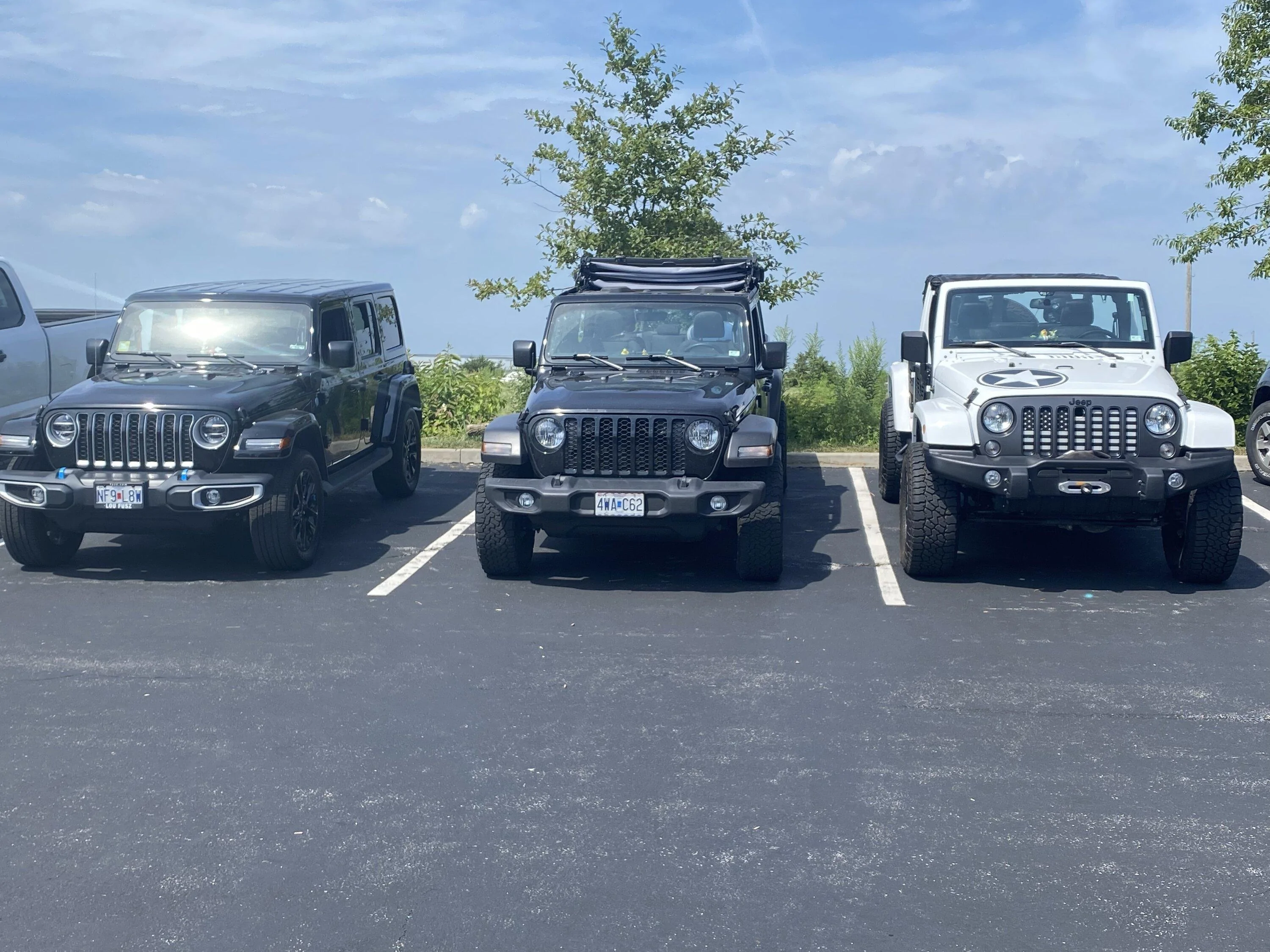 Jeep Gladiator Jeeps Parking Next To Jeeps 1992B393-BF9E-4AD2-9BE3-7EE659E835BA