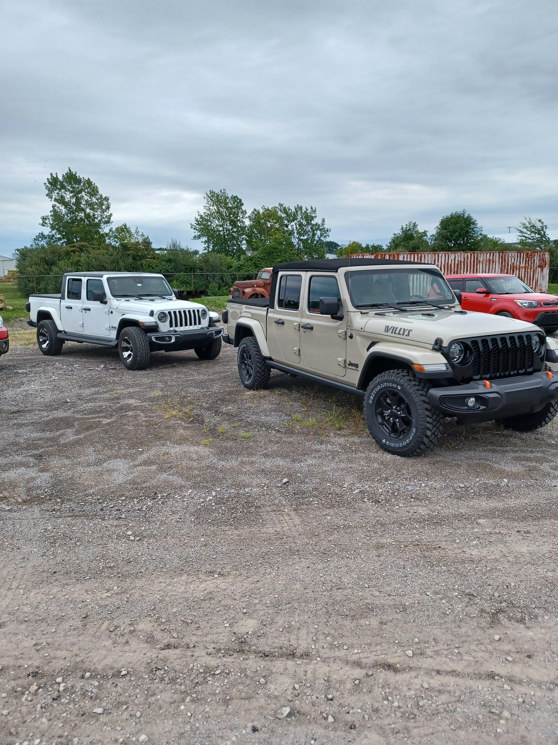 Jeep Gladiator Jeeps Parking Next To Jeeps 20220814_110434