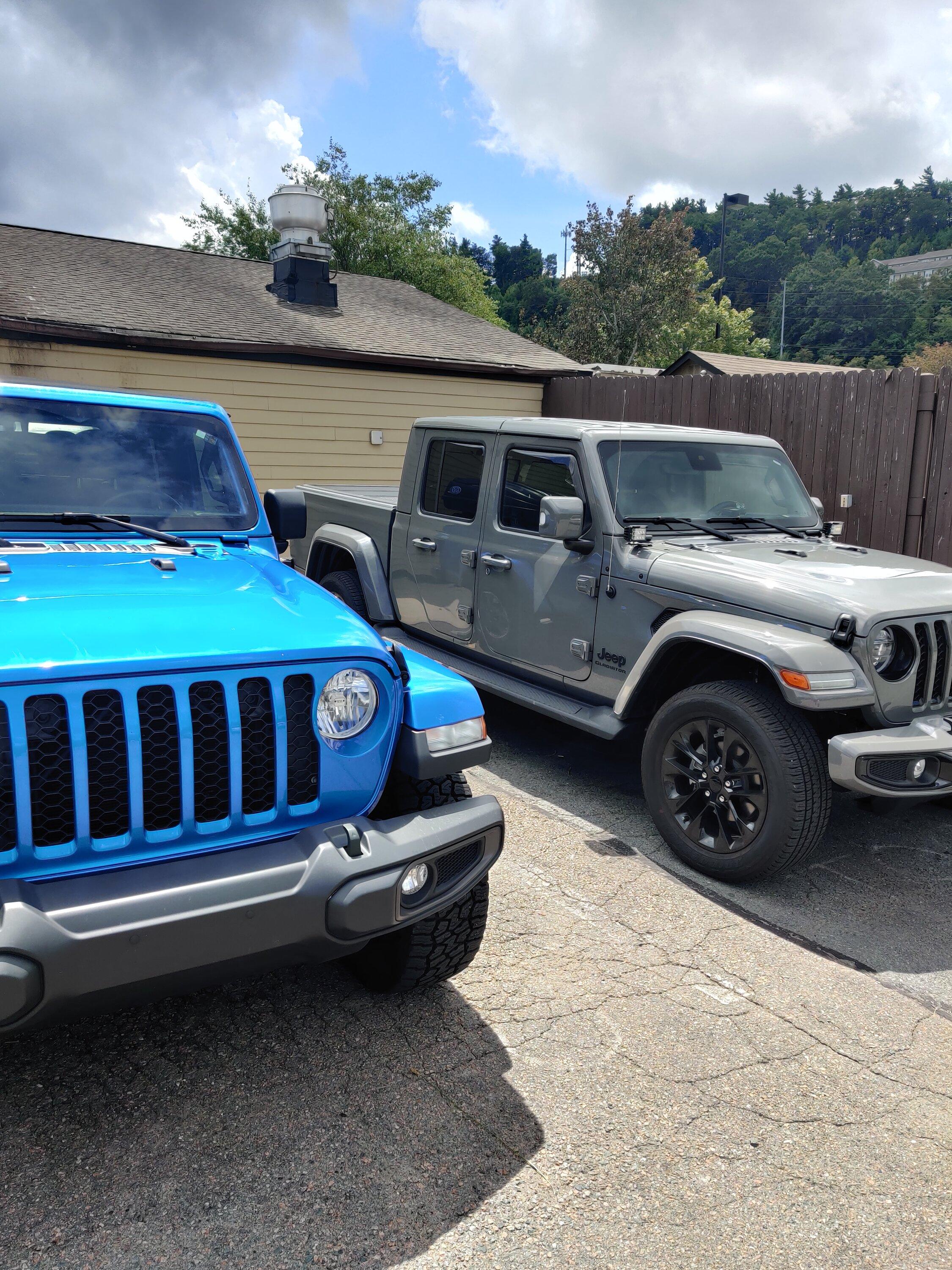 Jeep Gladiator Jeeps Parking Next To Jeeps IMG_20220817_122924