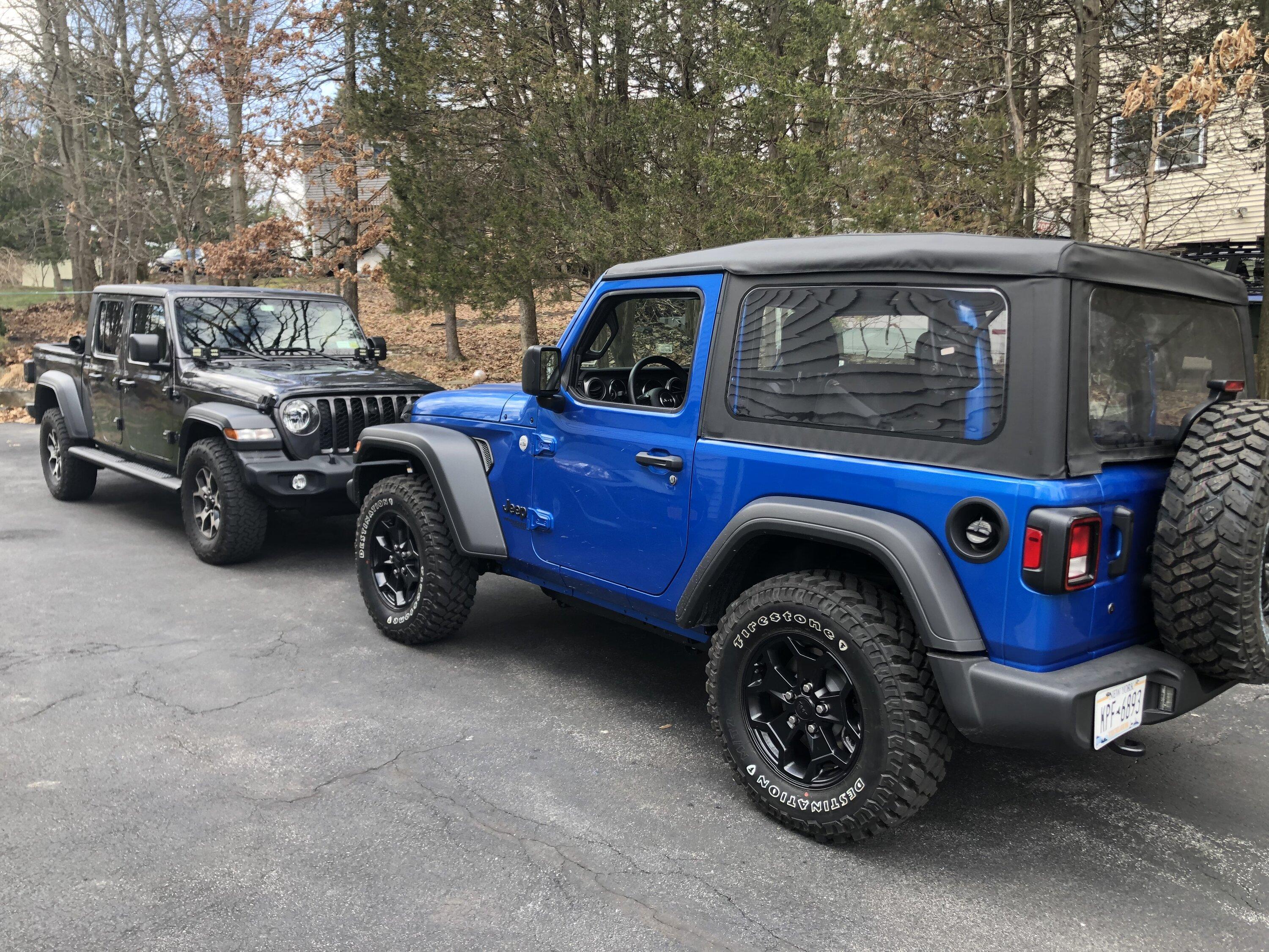Jeep Gladiator Jeeps Parking Next To Jeeps D2000B43-4306-485A-937A-C2A78D9A3F06