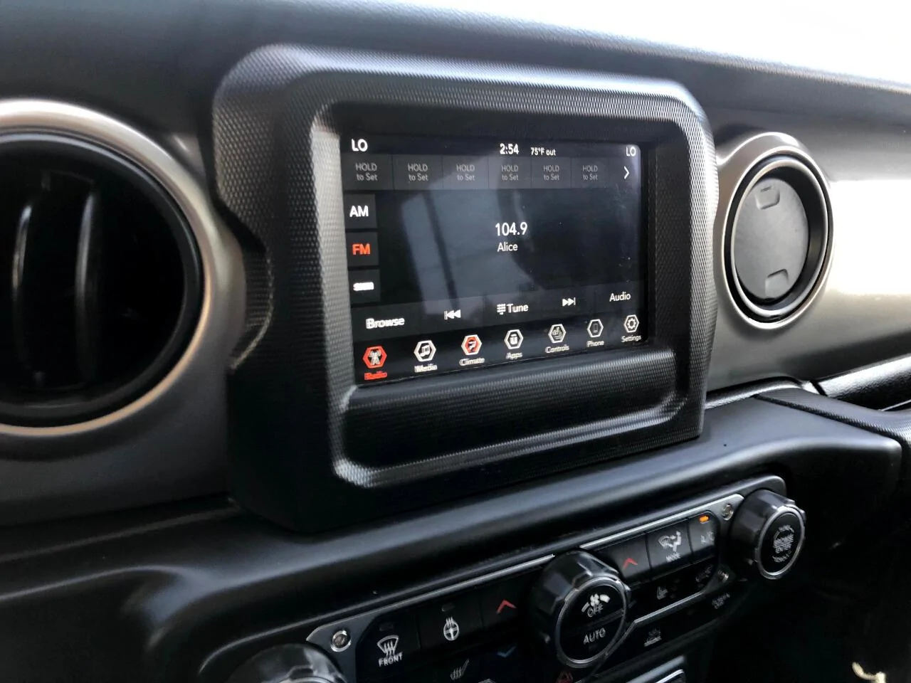 Jeep Gladiator $450 7" uconnect w/bezel 637909919742509405