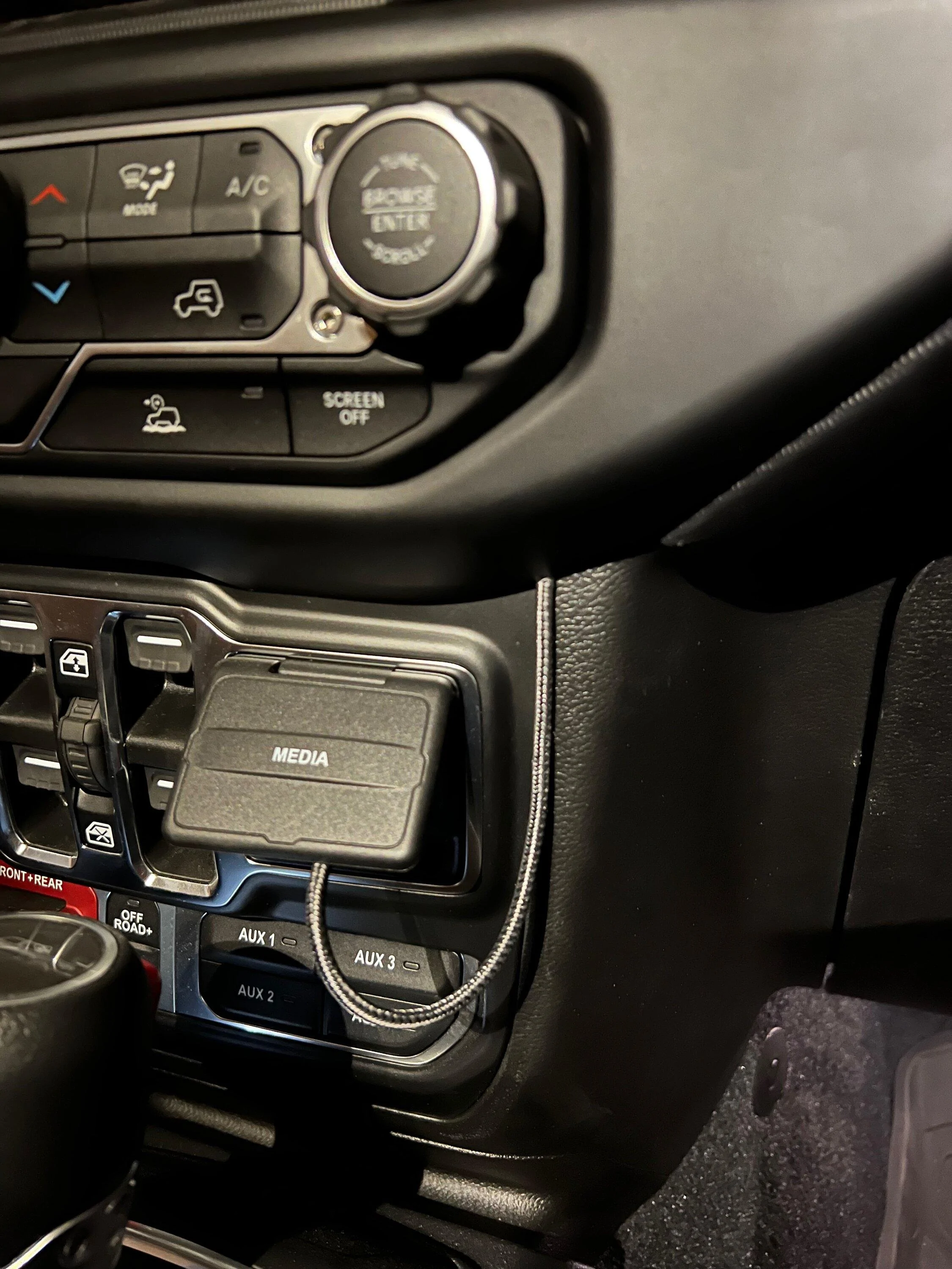 Jeep Gladiator Behind Dash USB Media Split IMG_3323