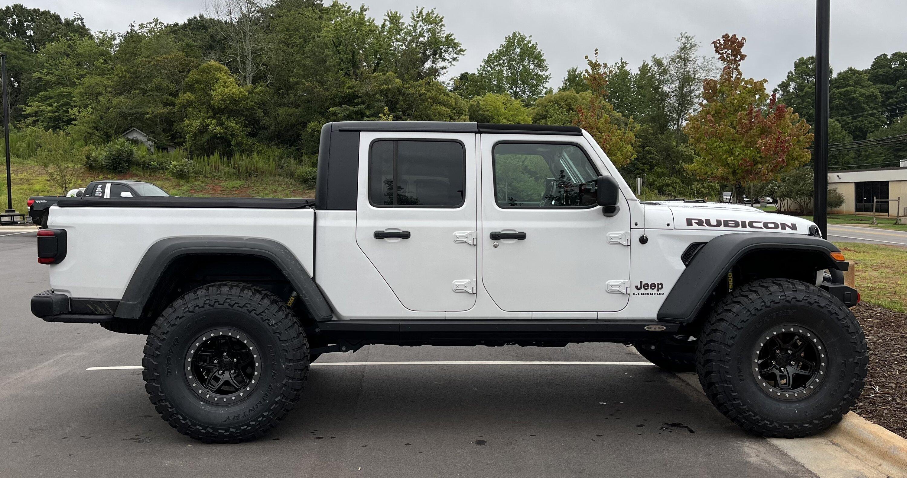 Jeep Gladiator BRIGHT WHITE Gladiator JT Club 1DD08414-C4DD-40E9-A47A-990F8AE1F113