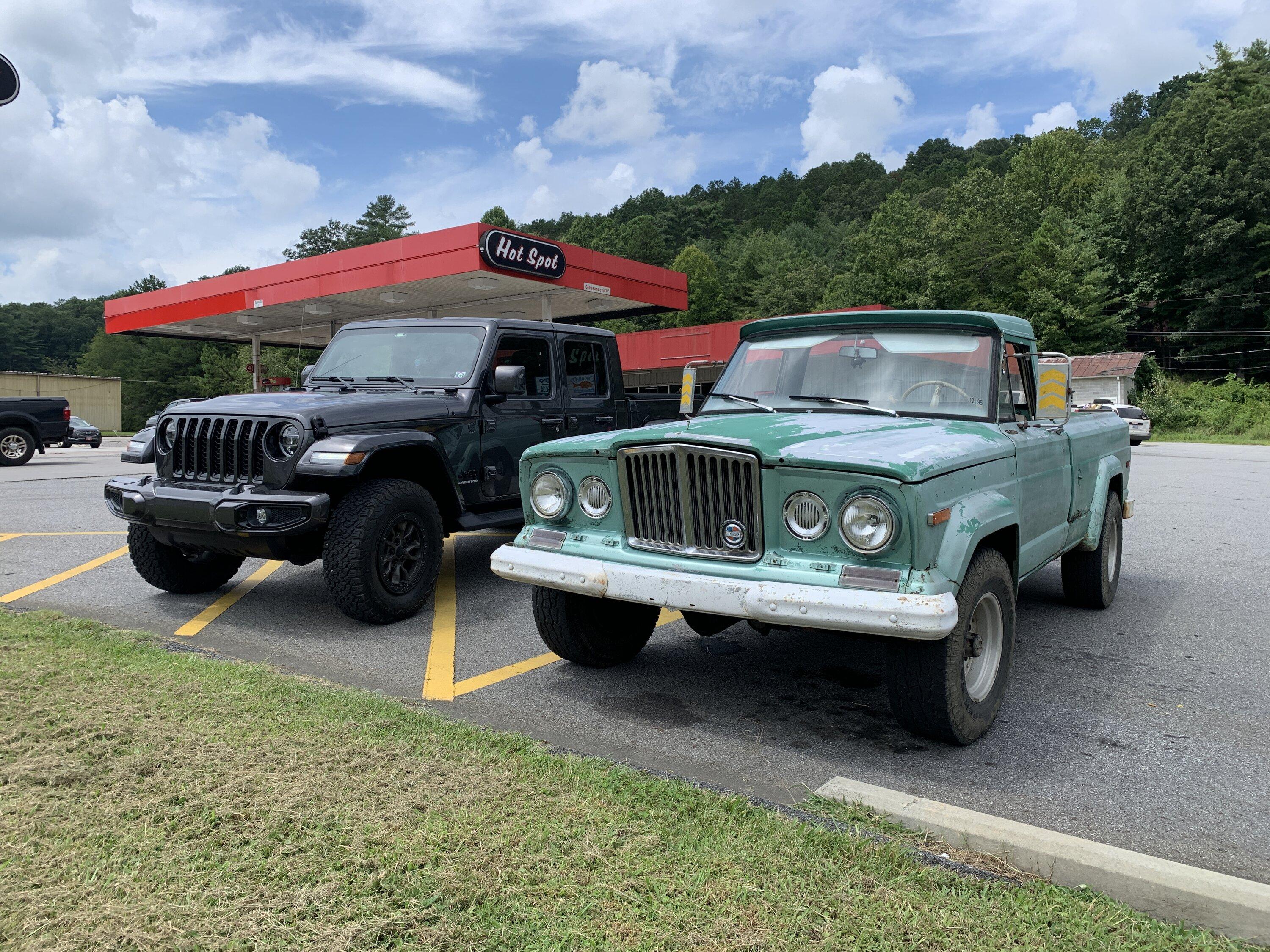 Jeep Gladiator Jeeps Parking Next To Jeeps B645F16C-4AD4-4A89-9624-F885B15FE6E8