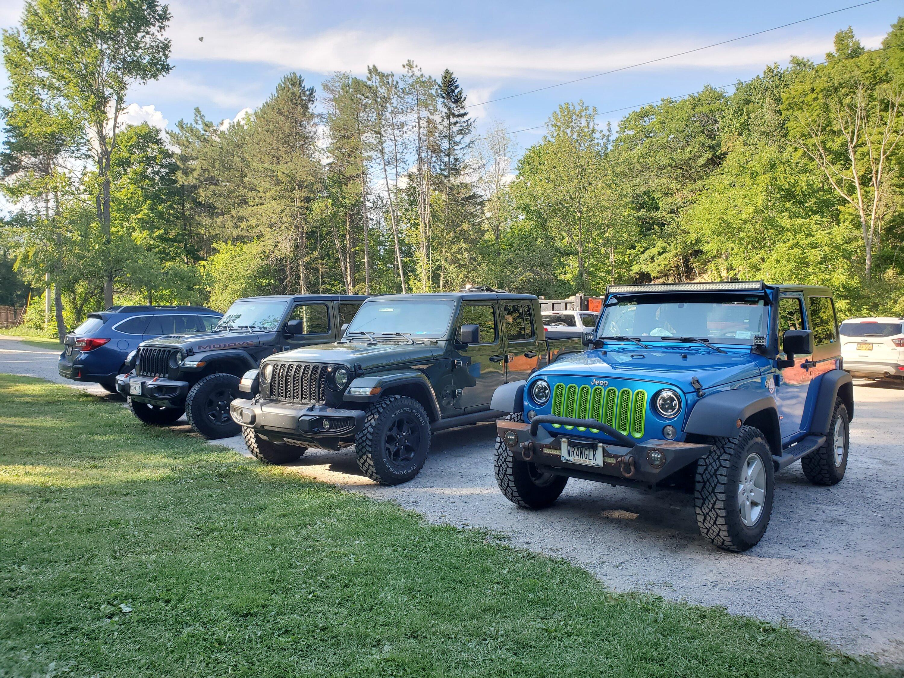 Jeep Gladiator Jeeps Parking Next To Jeeps 20220820_171038
