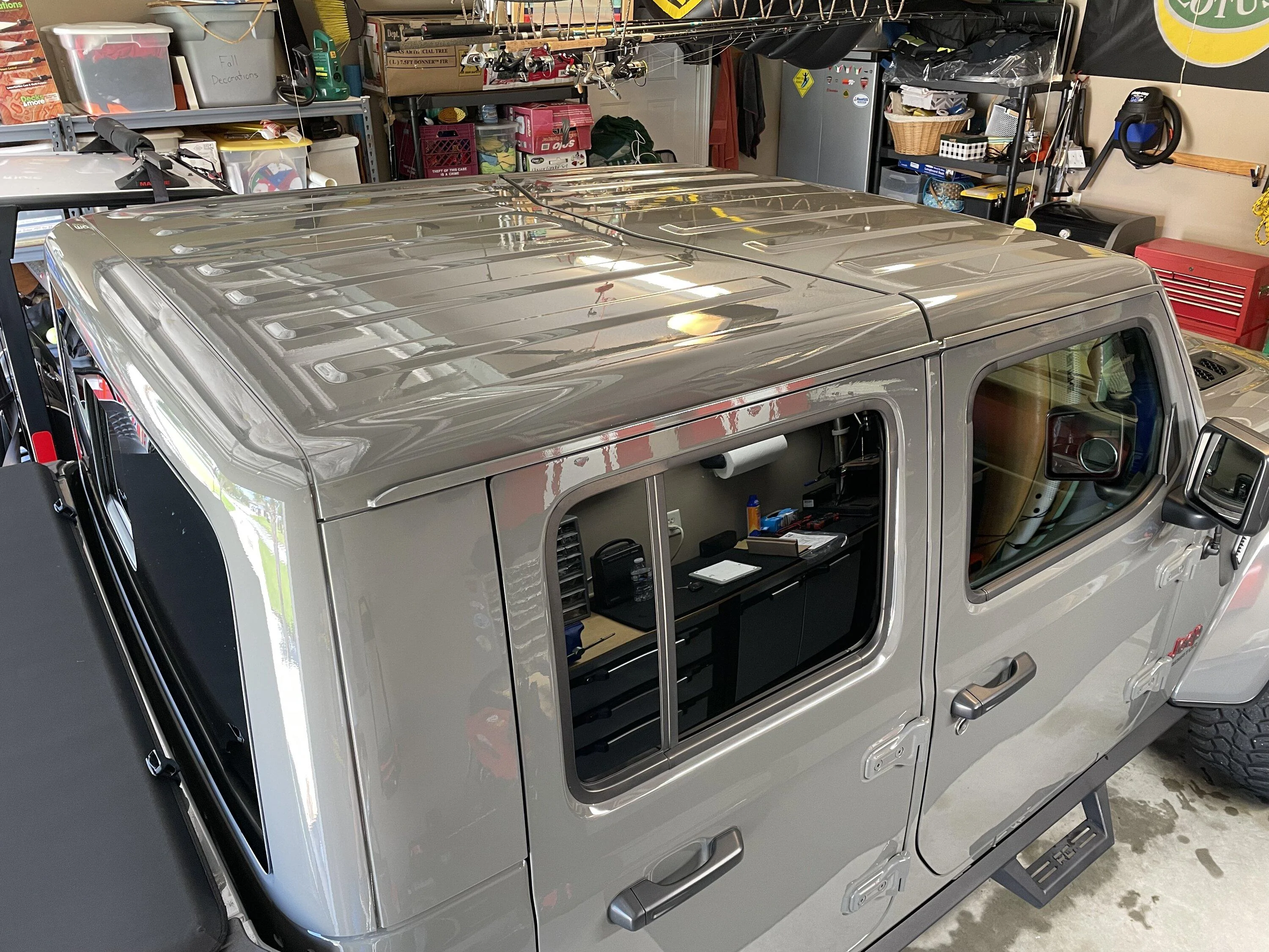 Jeep Gladiator Hardtop (Sting Gray) and accessories 908CA3D4-325D-4247-AAFD-C2AB04D6B36A