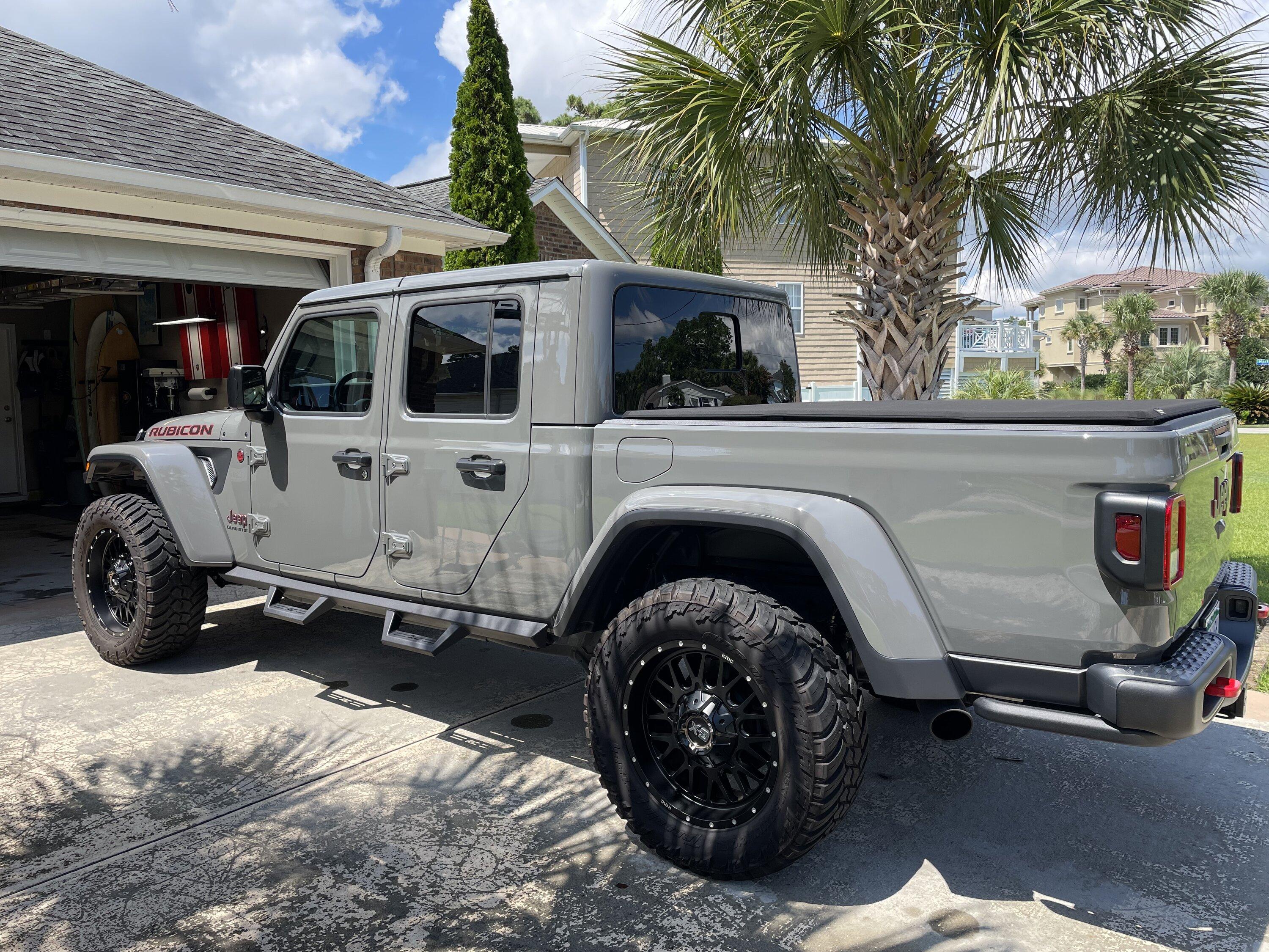 Jeep Gladiator Hardtop (Sting Gray) and accessories 60E47956-3D7F-4BE5-9FD5-F9F00354A6DB