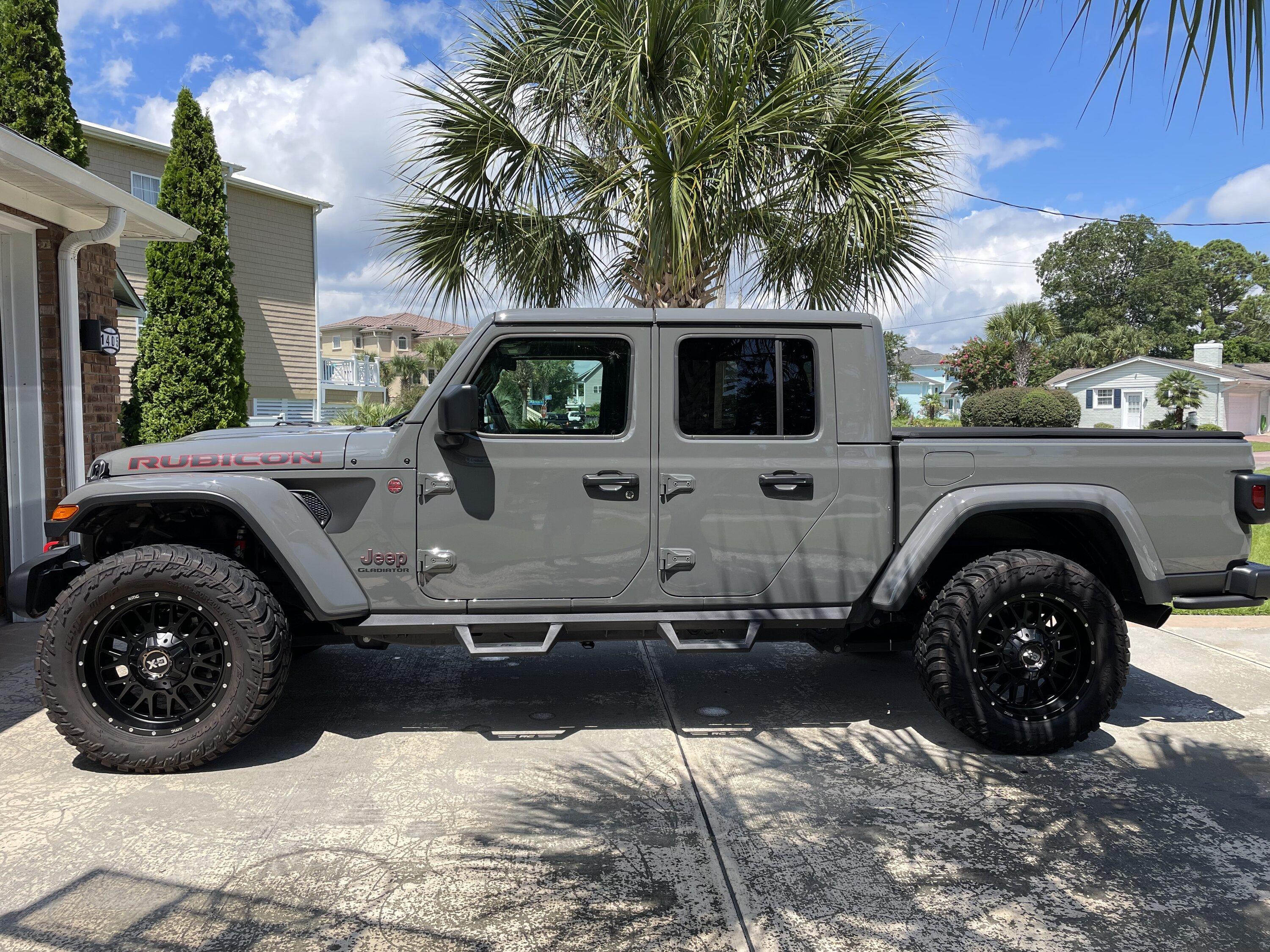 Jeep Gladiator Hardtop (Sting Gray) and accessories EBFA0776-A741-4532-894B-AB91F572A4DE