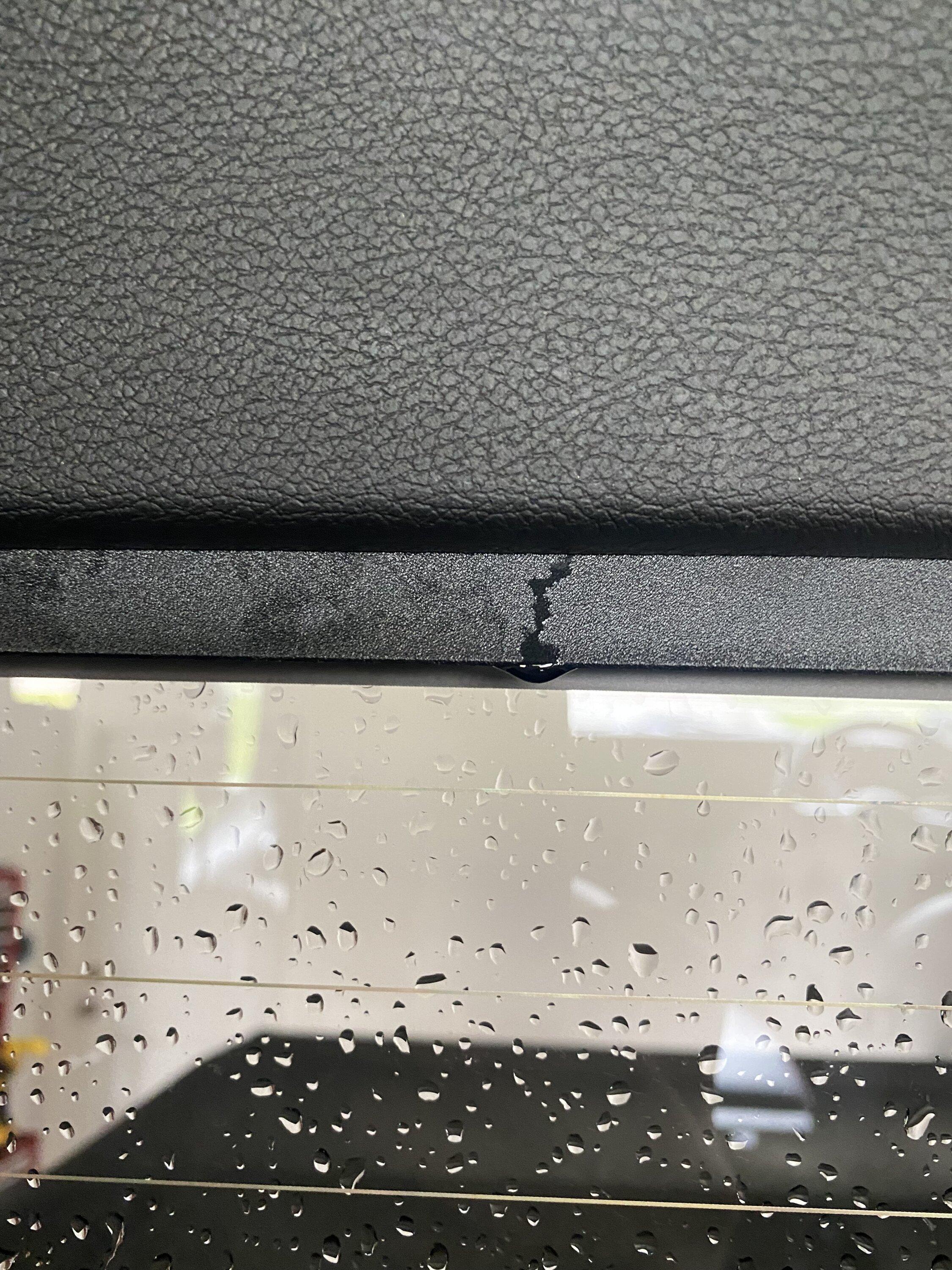 Jeep Gladiator 2020 Gladiator rear window leak (so far i suspected the actual small opening window, but actually it is entire top of the window) IMG_1917