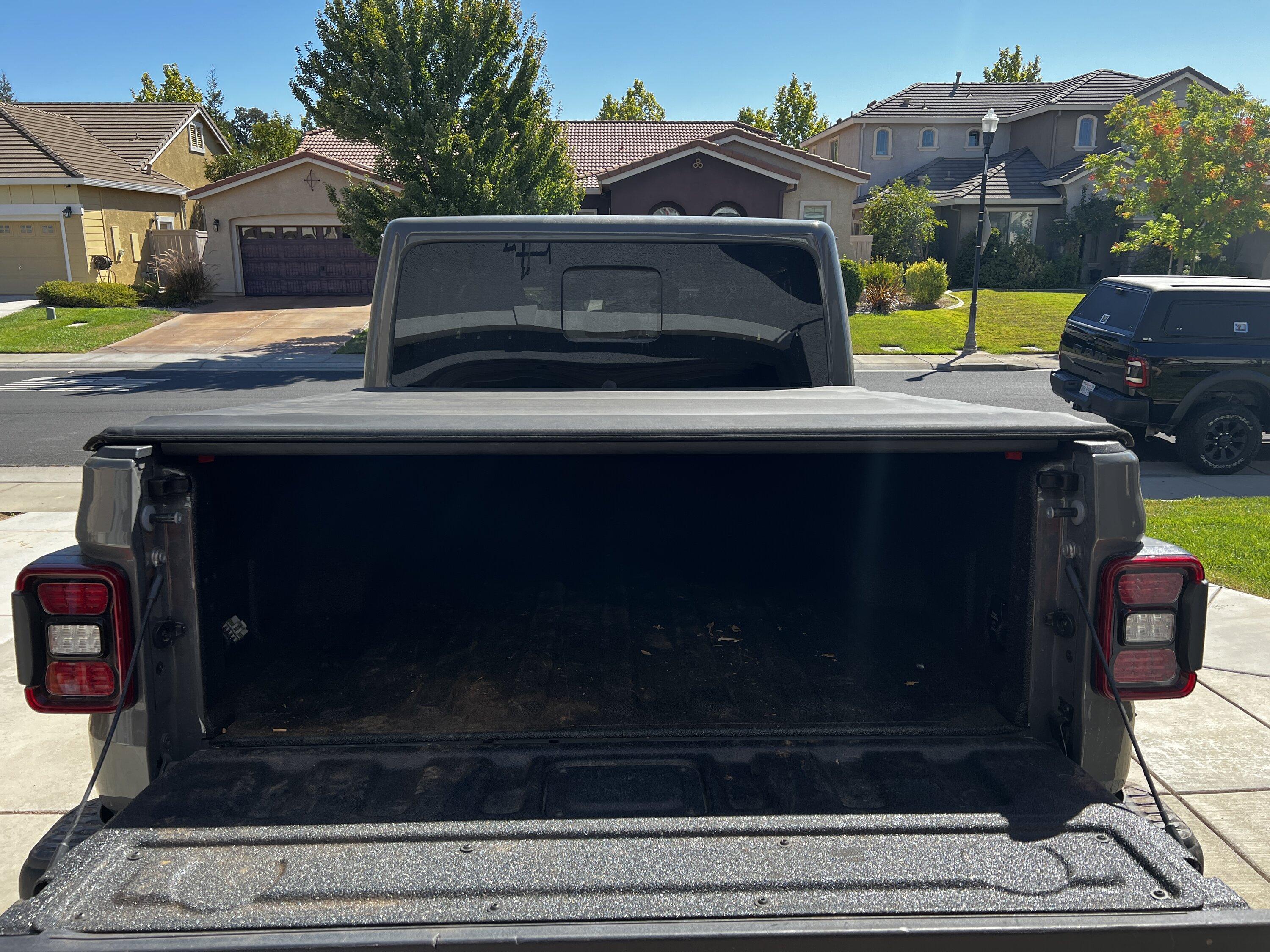 Jeep Gladiator Factory Soft Roll Up Tonneau Cover 22 Gladiator IMG_1721.JPG