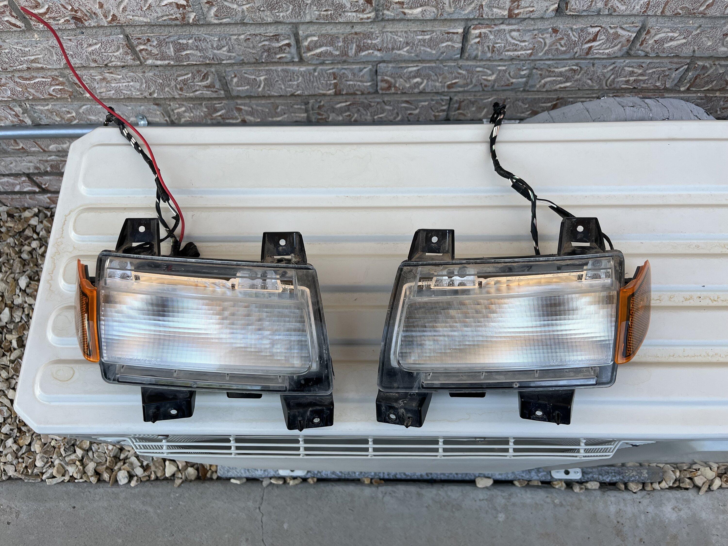 Jeep Gladiator Free Halogen Turn Signal Lights IMG_5228.JPG