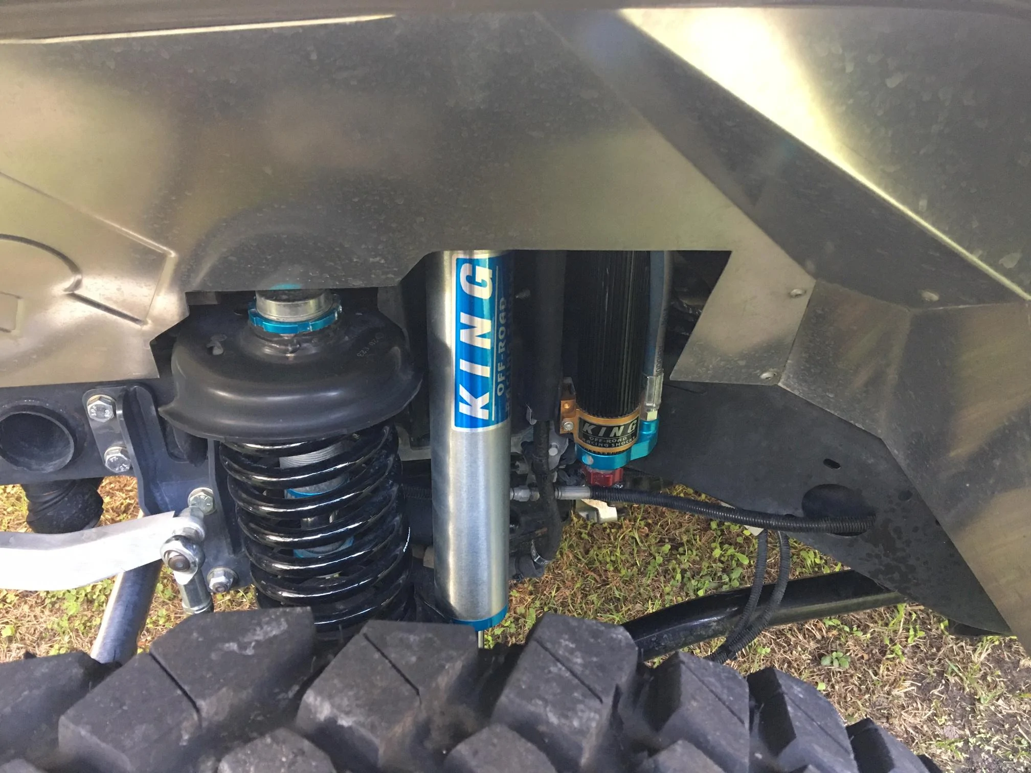 Jeep Gladiator KING SHOCKS 2.5 PERFORMANCE SERIES FRONT SHOCKS W/ADJUSTER 3-5IN LIFT IMG_2056
