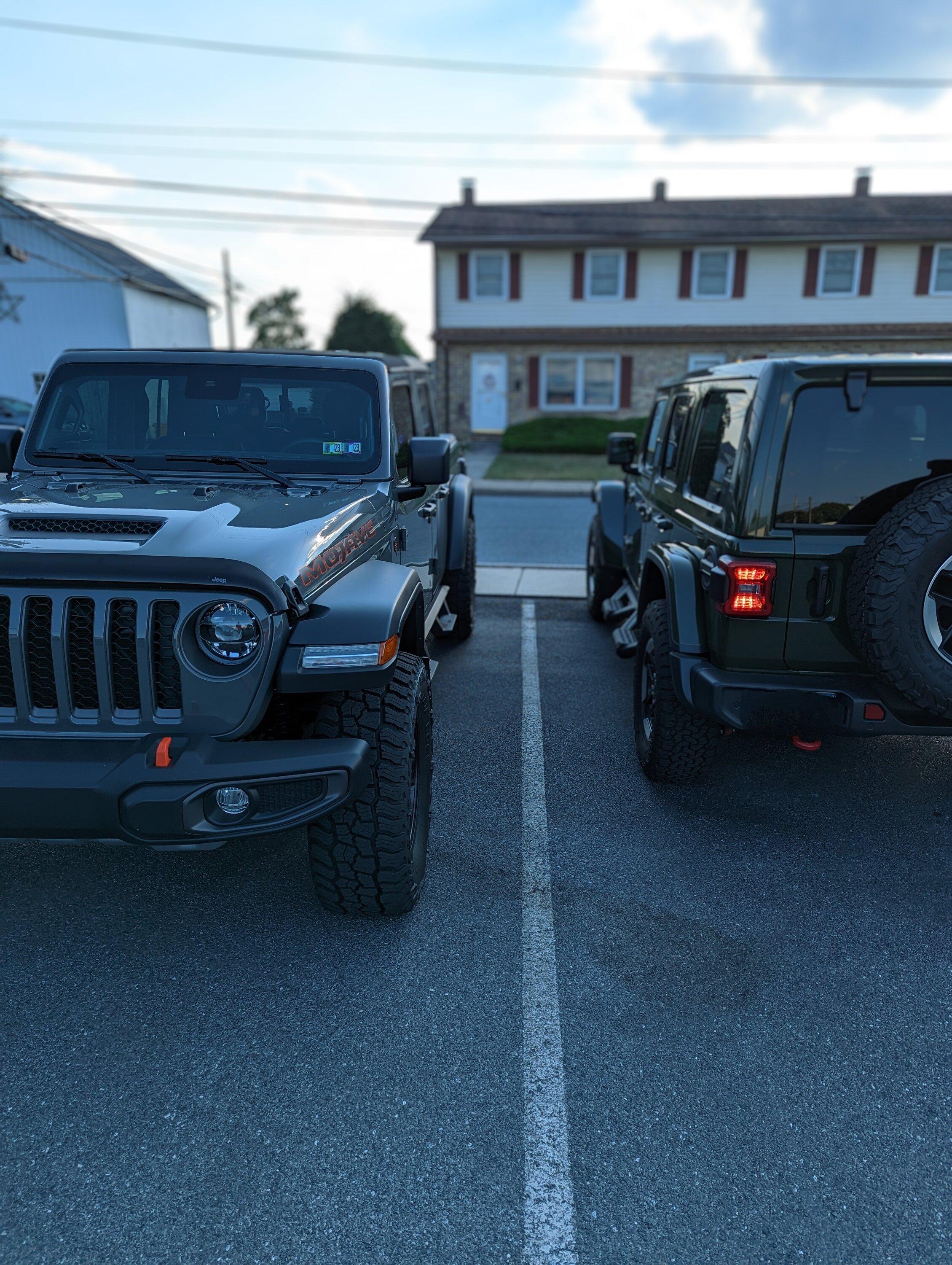 Jeep Gladiator Jeeps Parking Next To Jeeps PXL_20220826_214639953~2