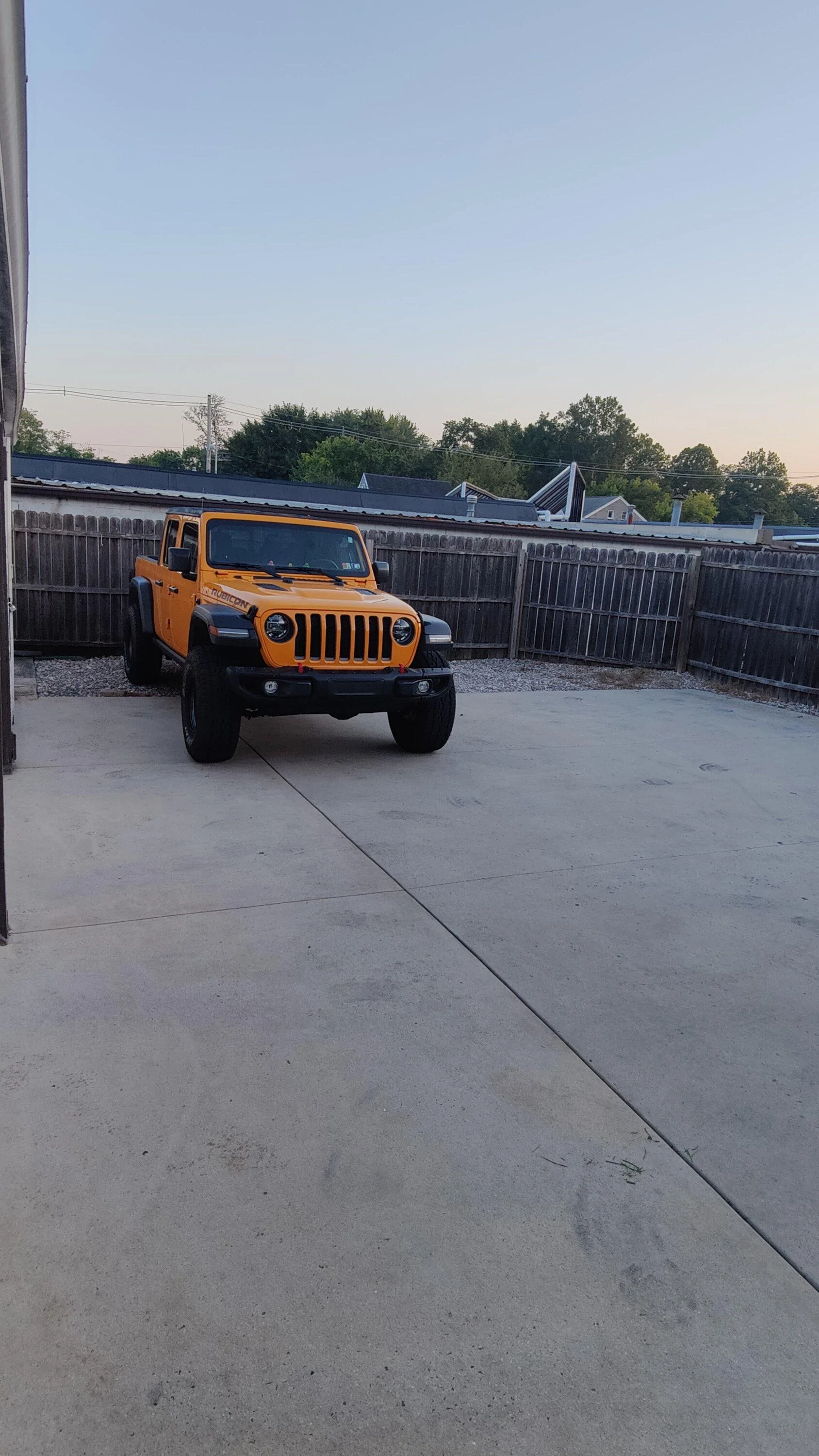 Jeep Gladiator 1.5 front and 3/4 rear level. IMG20220803200843
