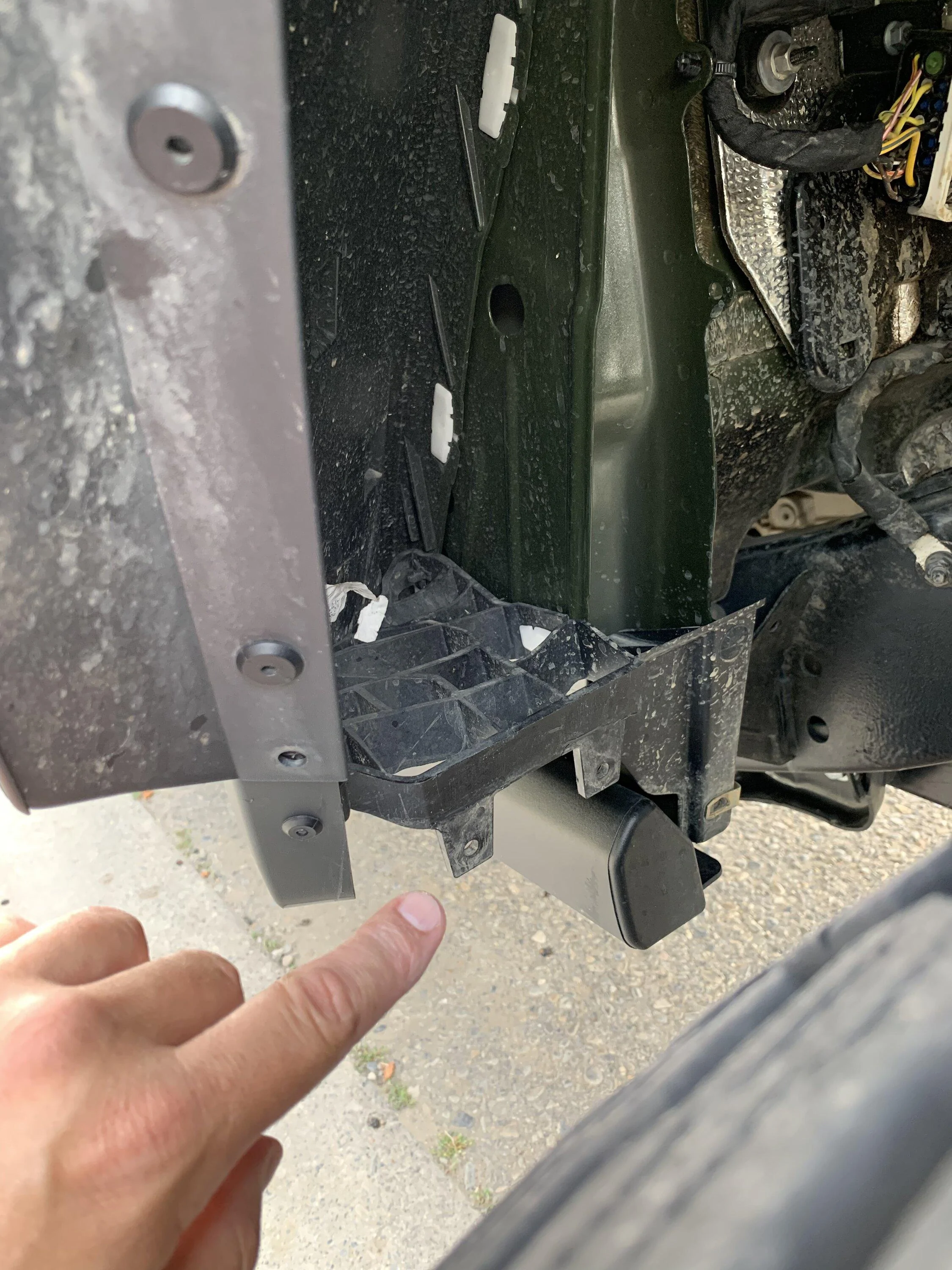 Jeep Gladiator Part number unknown, need help ! (fender flare bracket) A4928BB4-7D12-4BB6-BFBB-B78F330D8579