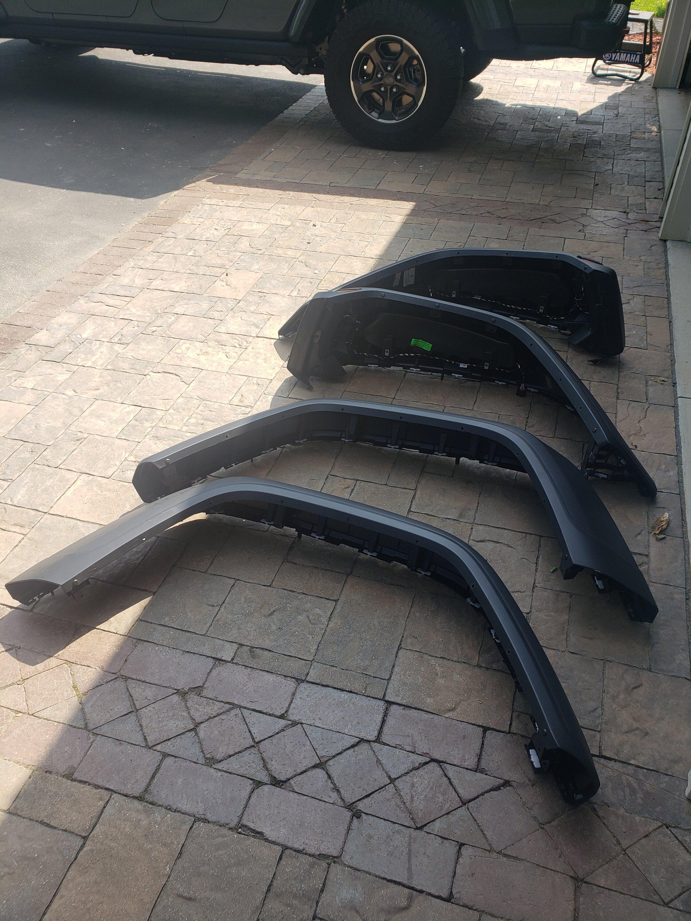 Jeep Gladiator 2022 Rubicon Fender Flares (Black) with halogens 20220829_113754
