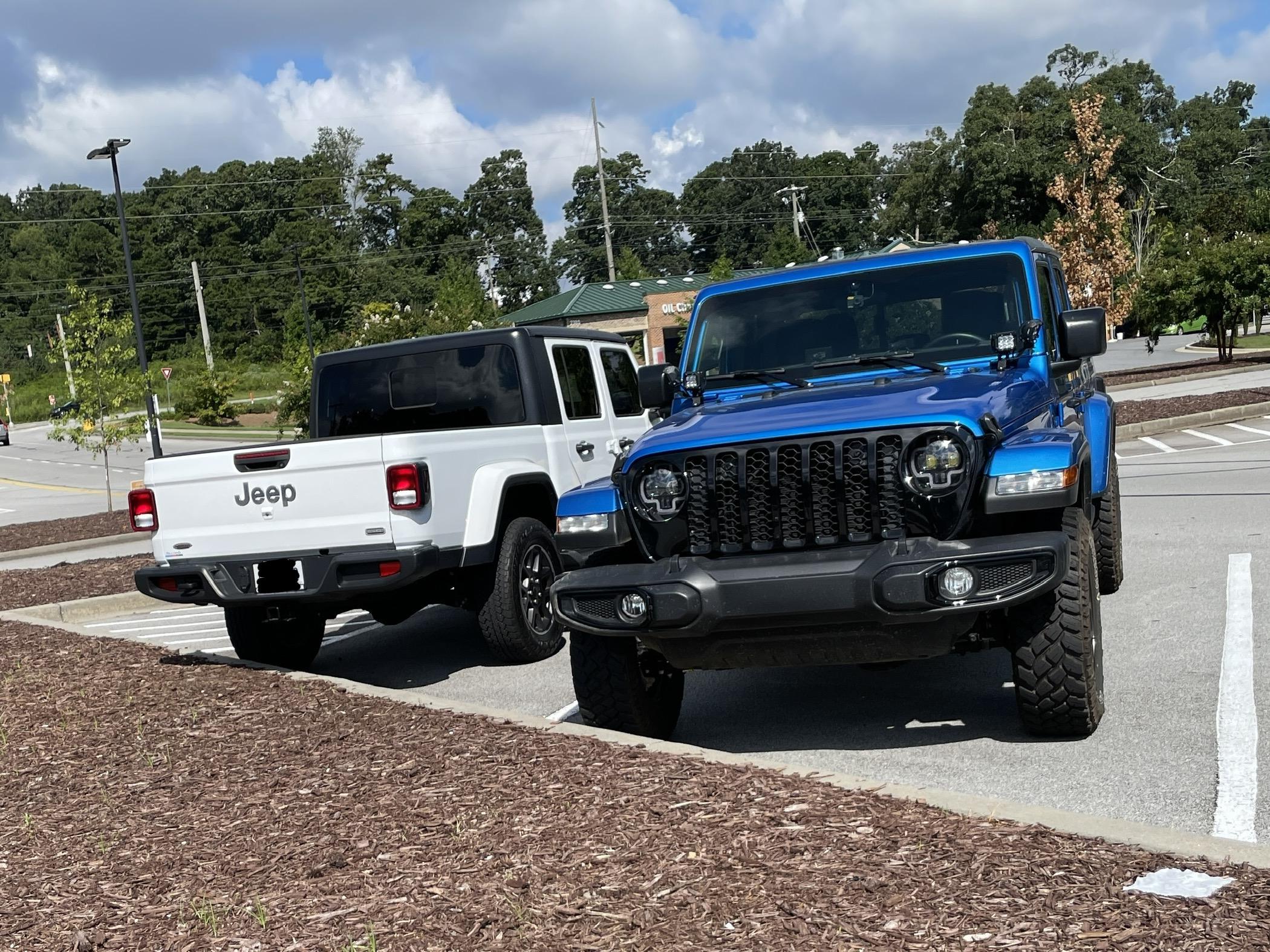 Jeep Gladiator Jeeps Parking Next To Jeeps IMG_1736.JPG