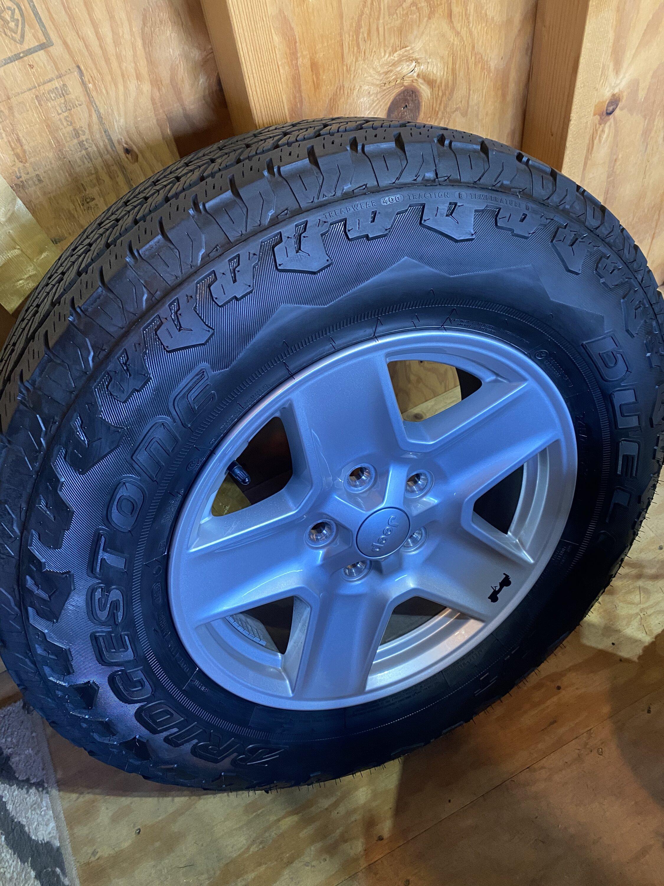 Jeep Gladiator ‘20 Gladiator Sport S wheels, tires & TPMS FED957C9-CA66-4708-9BA4-08FAA39B9319