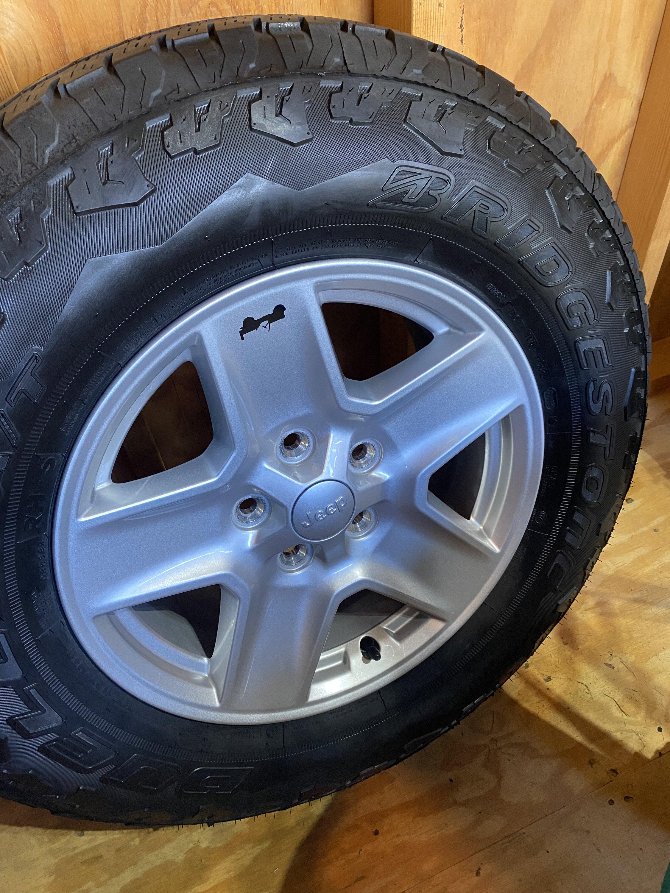 Jeep Gladiator ‘20 Gladiator Sport S wheels, tires & TPMS 621BF12C-9981-4016-BD27-C1F8A065C8F2