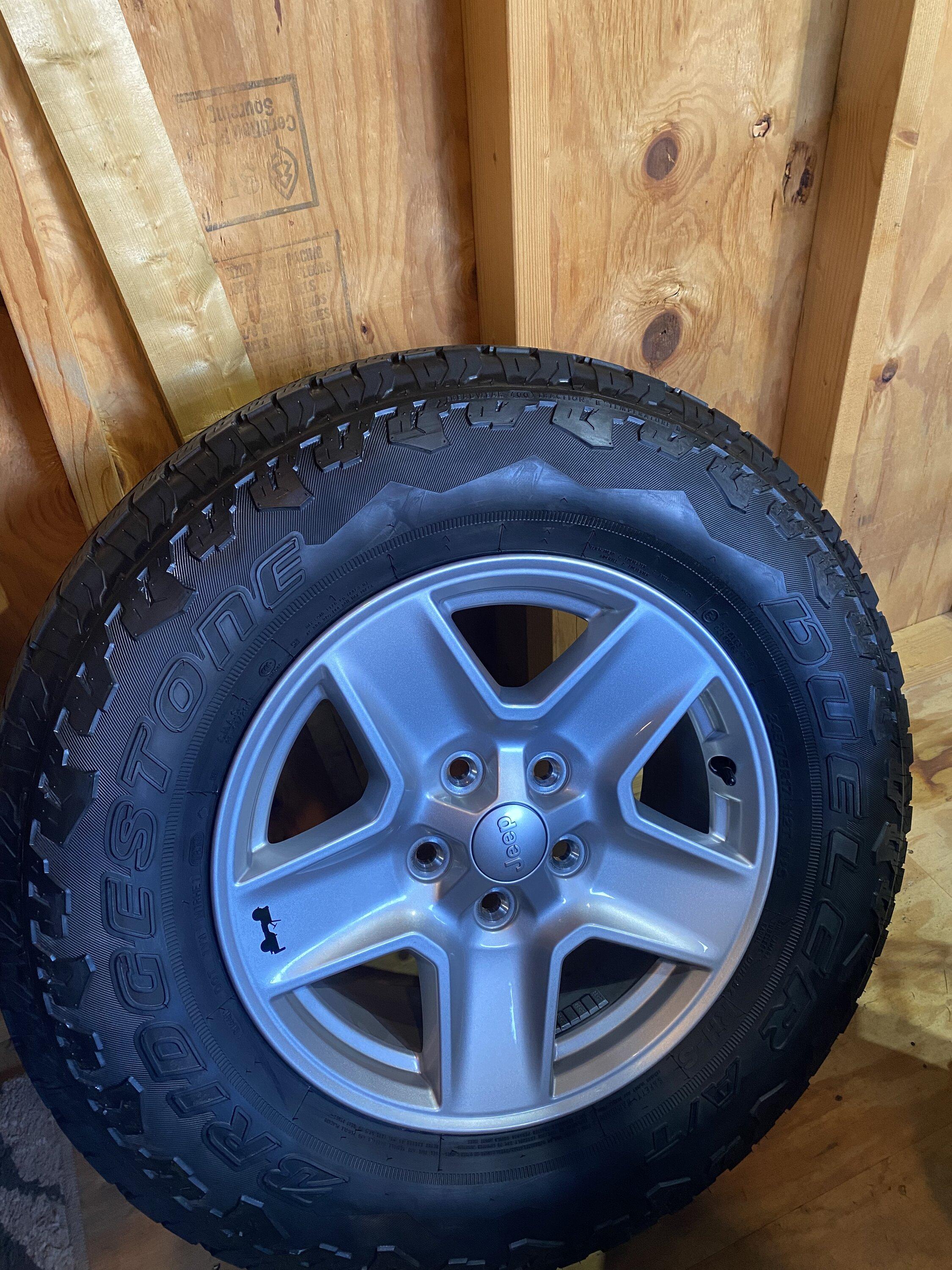 Jeep Gladiator ‘20 Gladiator Sport S wheels, tires & TPMS A49126BF-9633-4C0F-8920-F9F65CB426B4