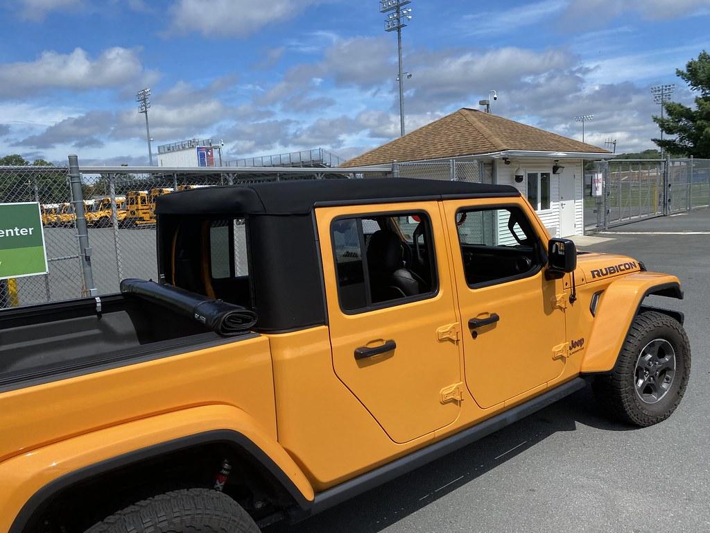 Jeep Gladiator Twill soft top with tinted window 52322034677_1905550e72_b