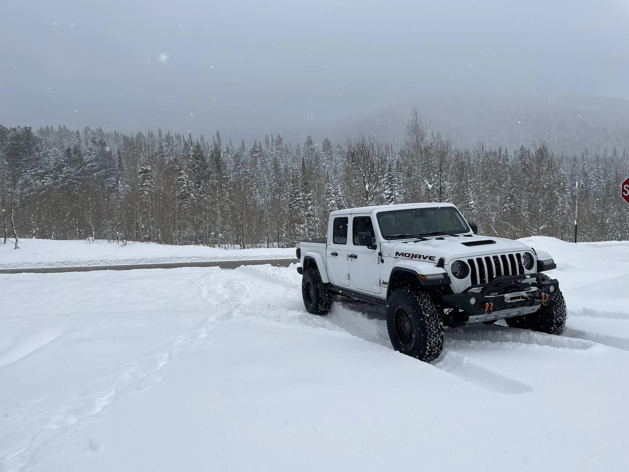 Jeep Gladiator BRIGHT WHITE Gladiator JT Club 2379B111-97B4-4FFE-8DEB-0437E2F0A694