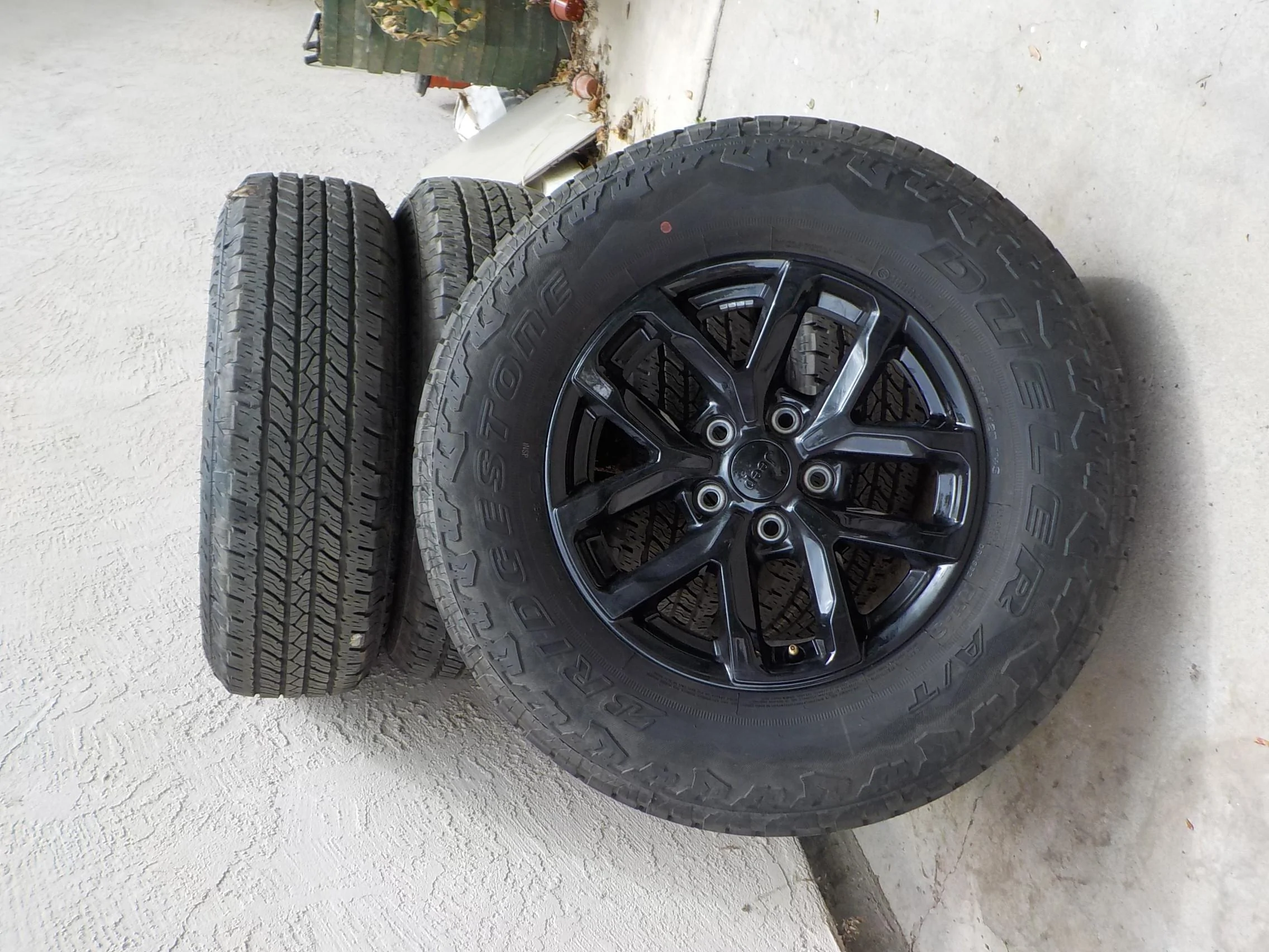 Jeep Gladiator California Edition Black Wheels and Tires DSCN9397