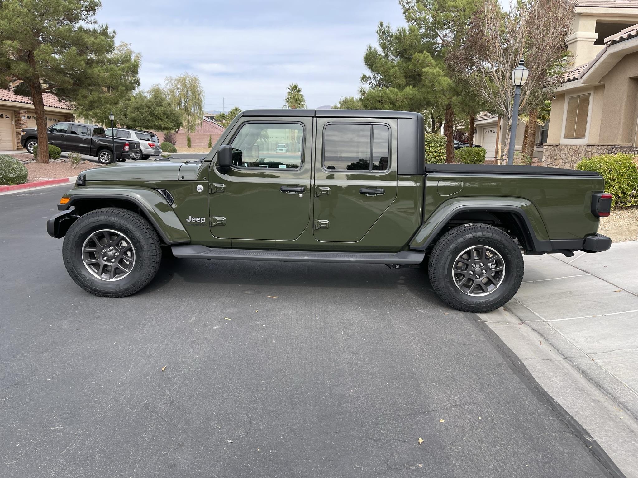 Jeep Gladiator 2021 Sarge green Overland 48C74B19-0C4F-401F-8F6E-DC3DBE4DA52D