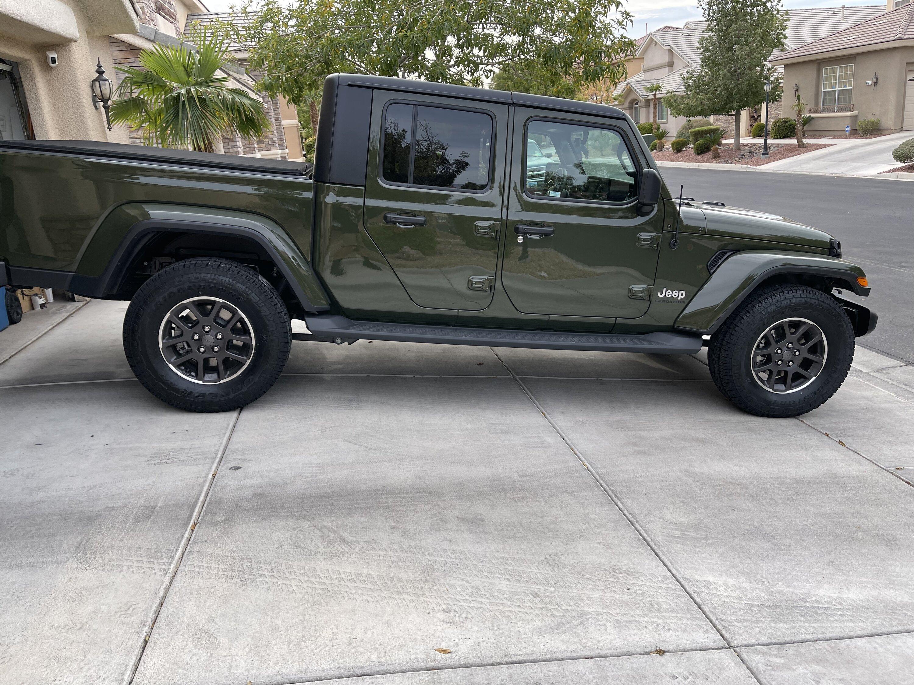 Jeep Gladiator 2021 Sarge green Overland A7CA0E51-6F8A-4957-94B2-6D6DB5C49486