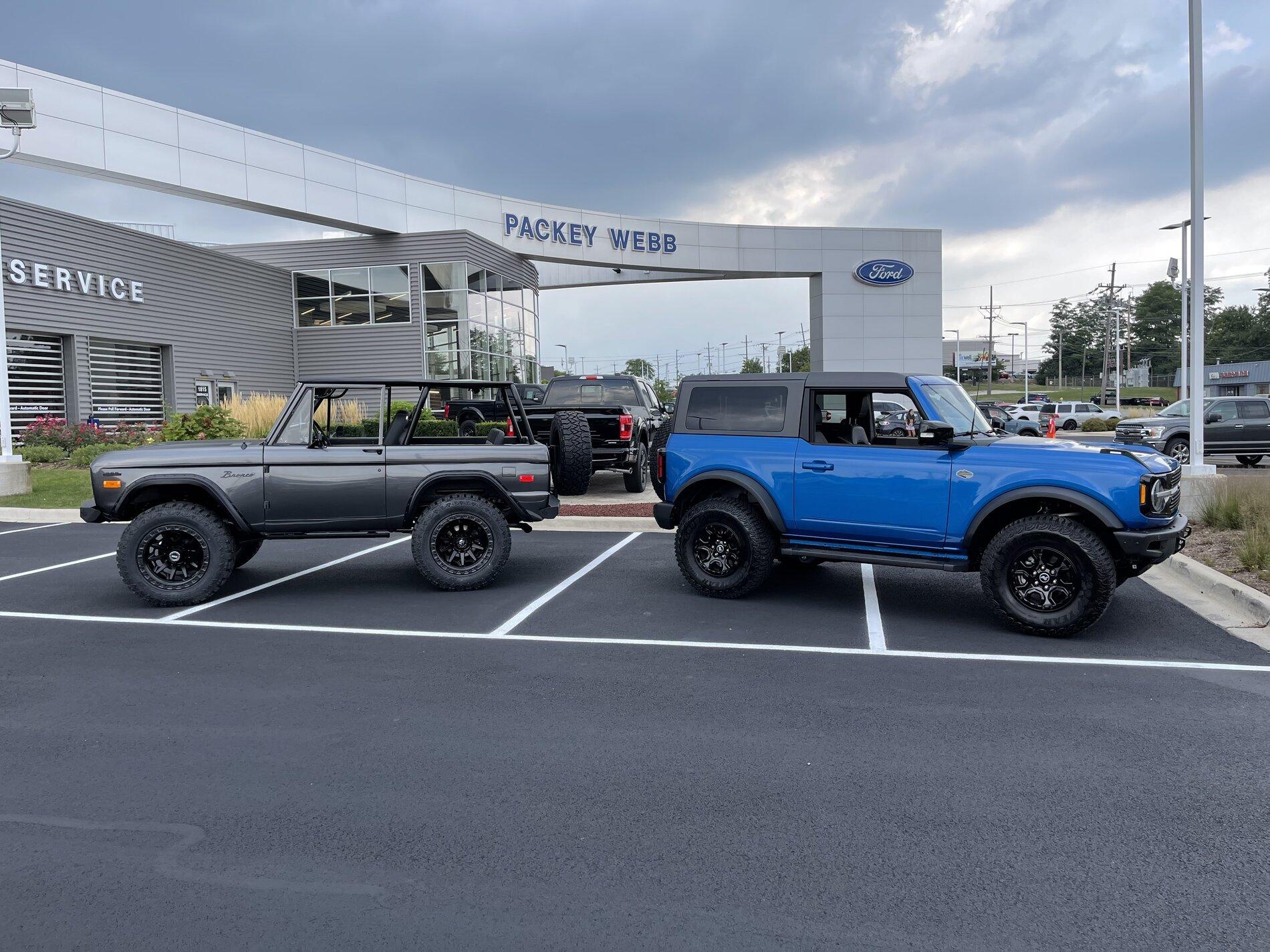 Jeep Gladiator Parked close to a new Bronco today. 172F7279-F609-4FE7-814D-2A550B5E7822