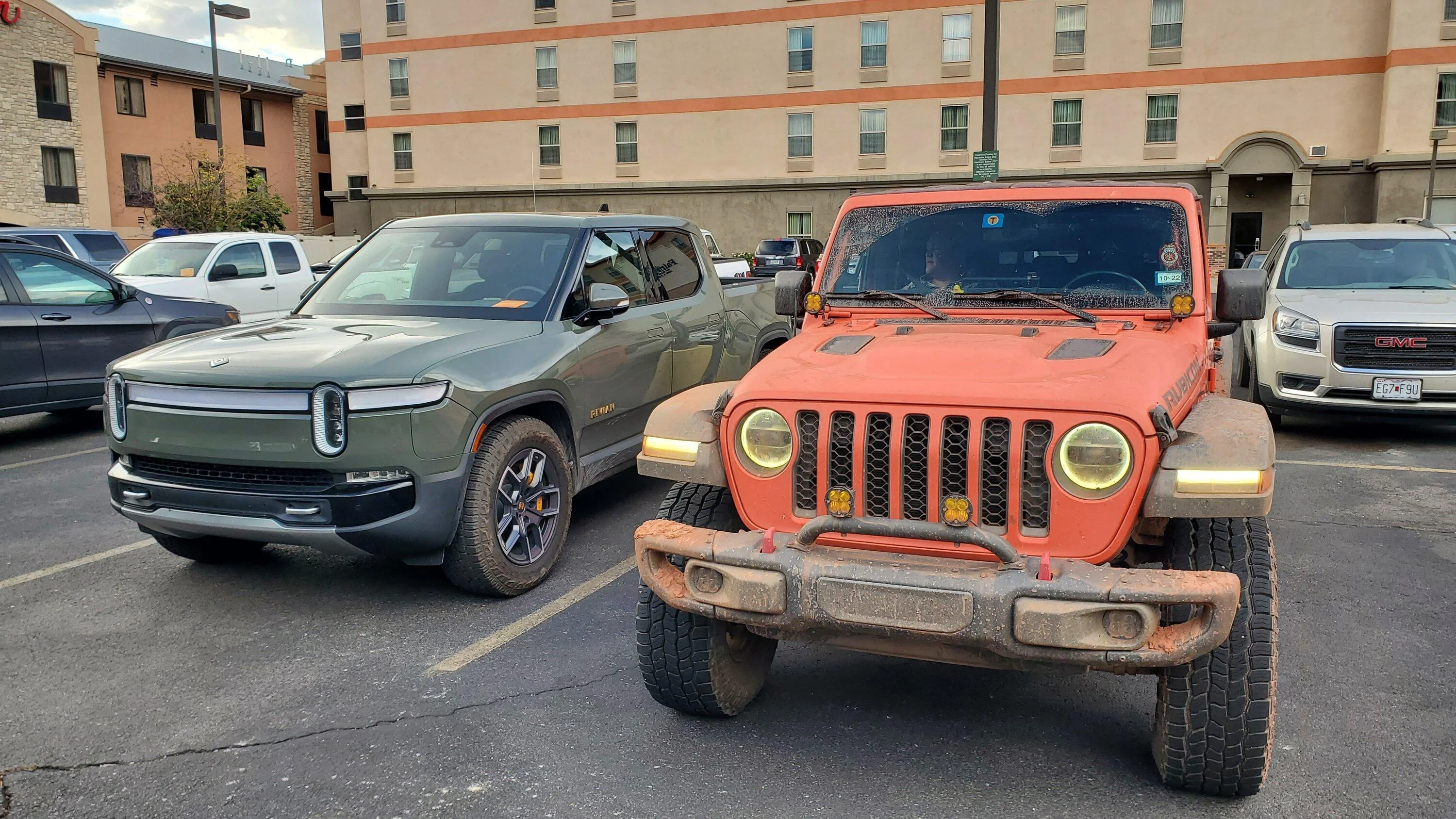 Jeep Gladiator Gladiator vs  rivian 20220828_190707