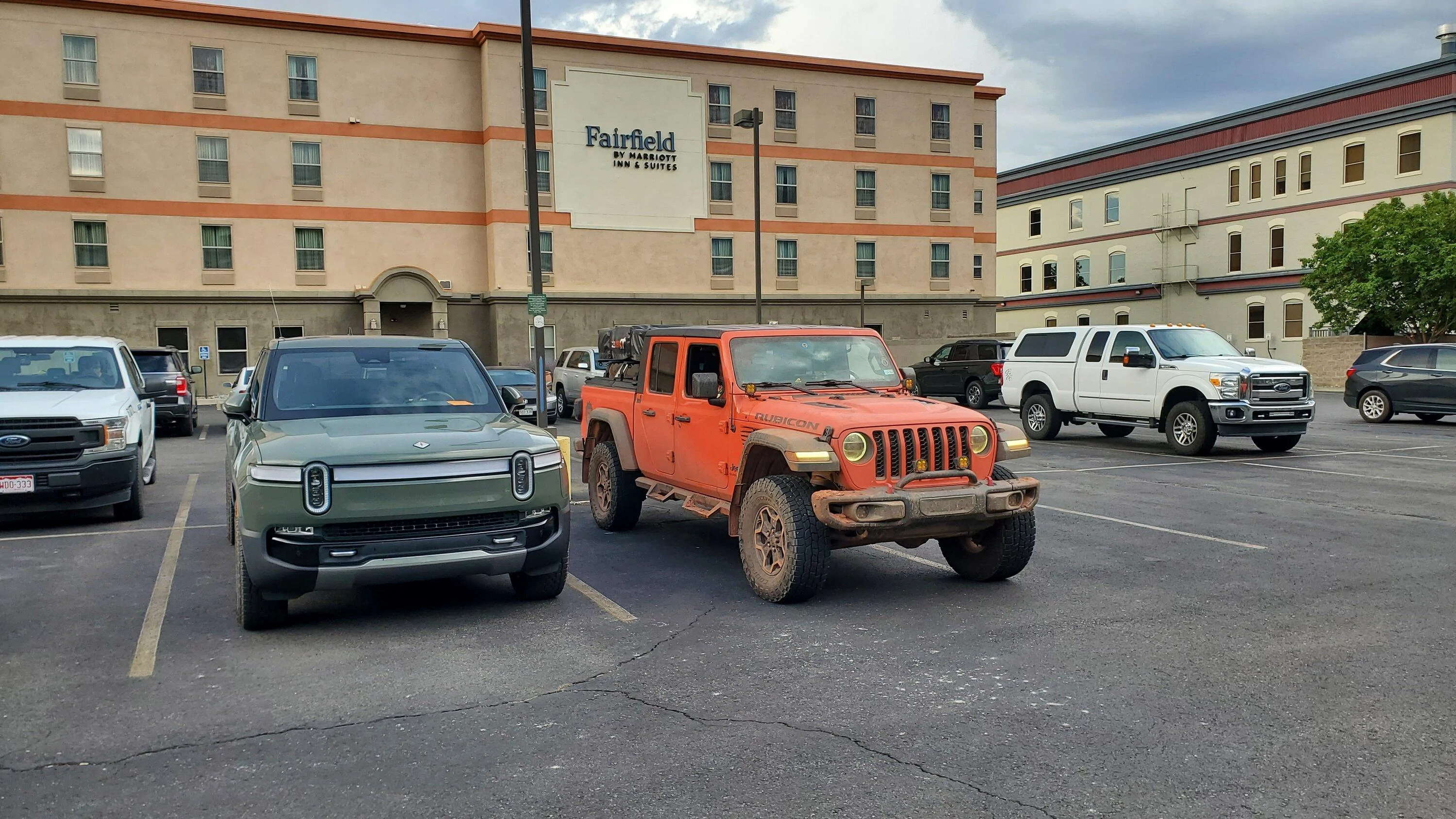 Jeep Gladiator Gladiator vs  rivian 20220828_190656