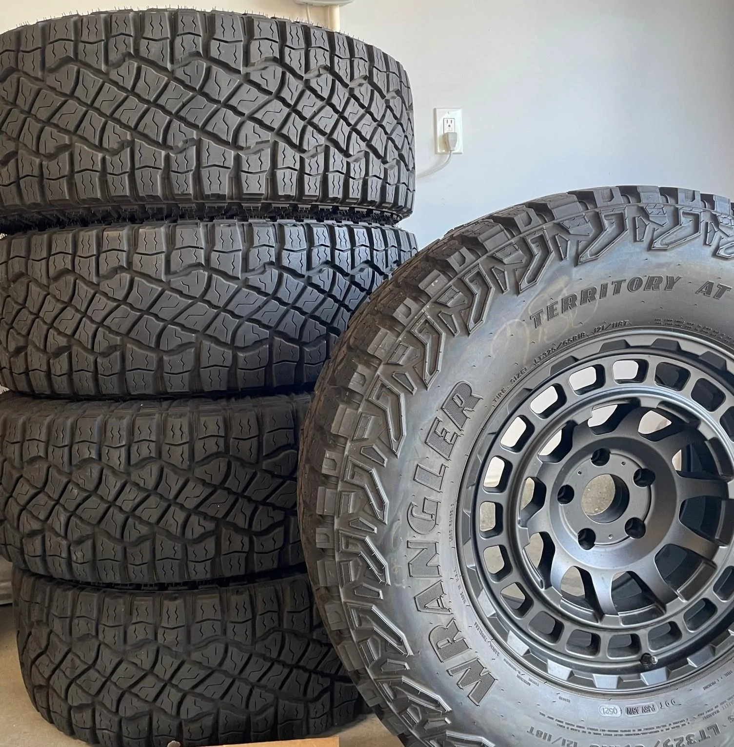 Jeep Gladiator WTS 5x Black Rhino 'Chamber' Rims + 5x Wrangler ATs 2