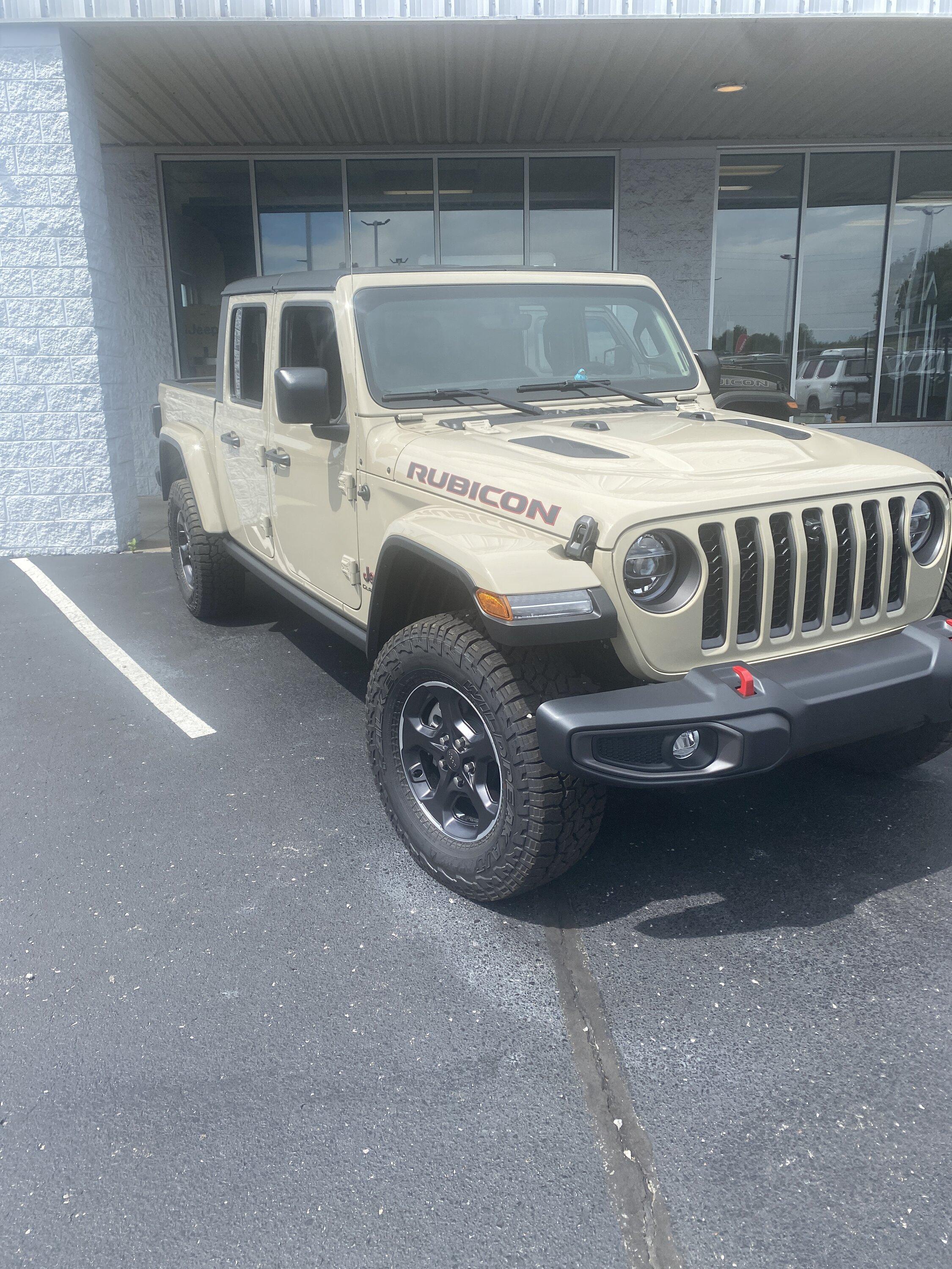 Jeep Gladiator Gobi Gladiators Waiting Room 2C4AD894-77A7-48D2-8DD2-2465A57902BE