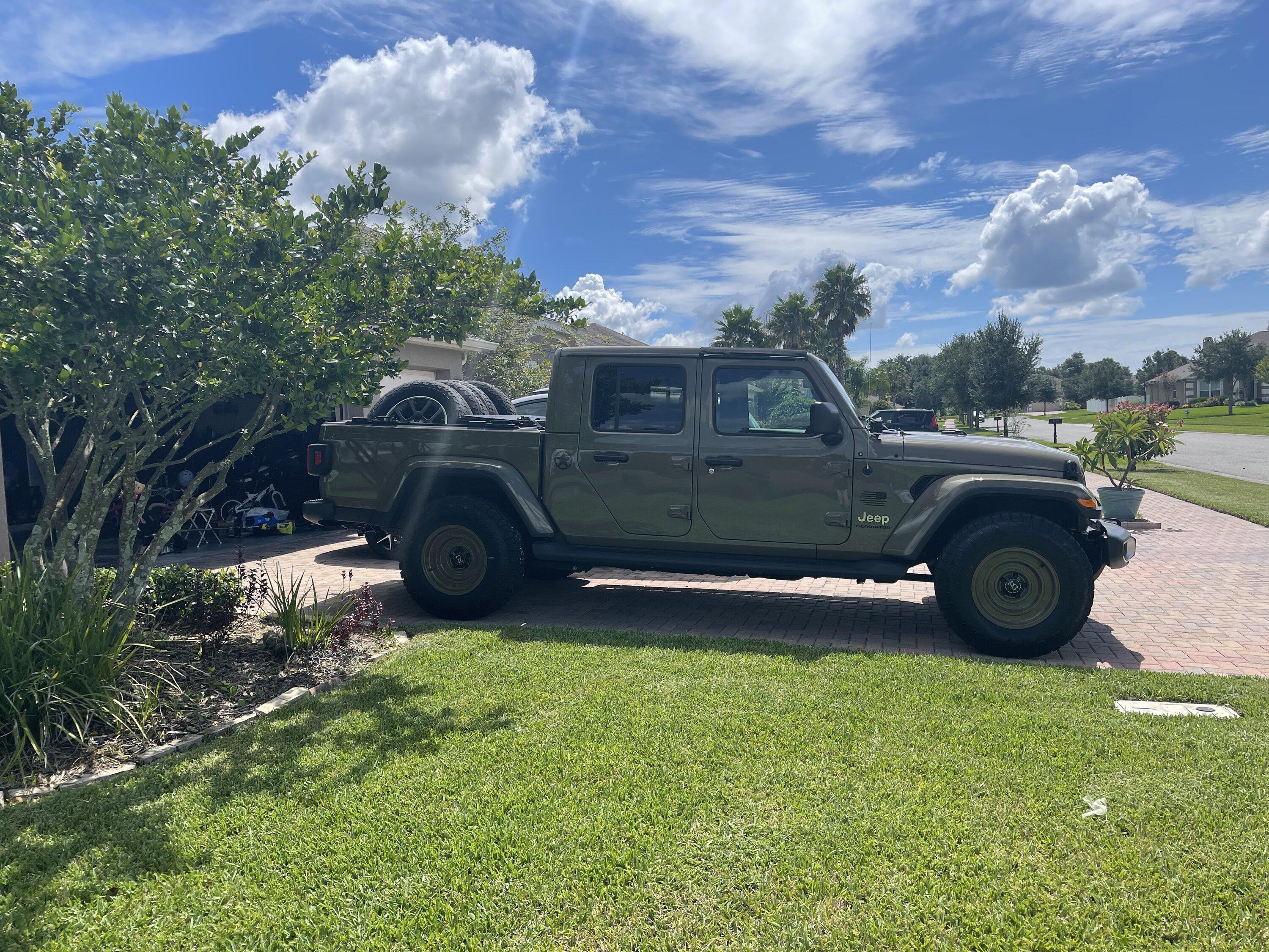 Jeep Gladiator Black rhino Solid in Alligator green IMG_4257