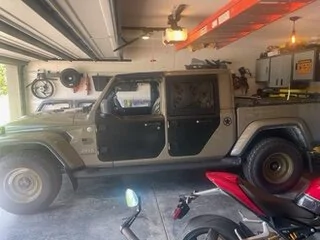 Jeep Gladiator Black rhino Solid in Alligator green IMG_4836
