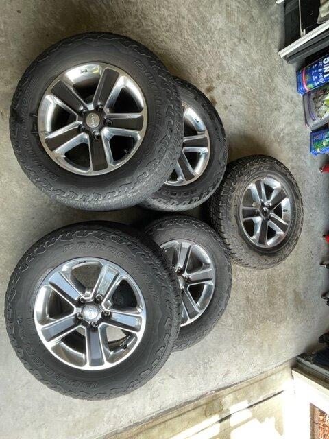 Jeep Gladiator (5) Sahara Wheels and Tires 255/70R18 Jeep Wheels Tires 1