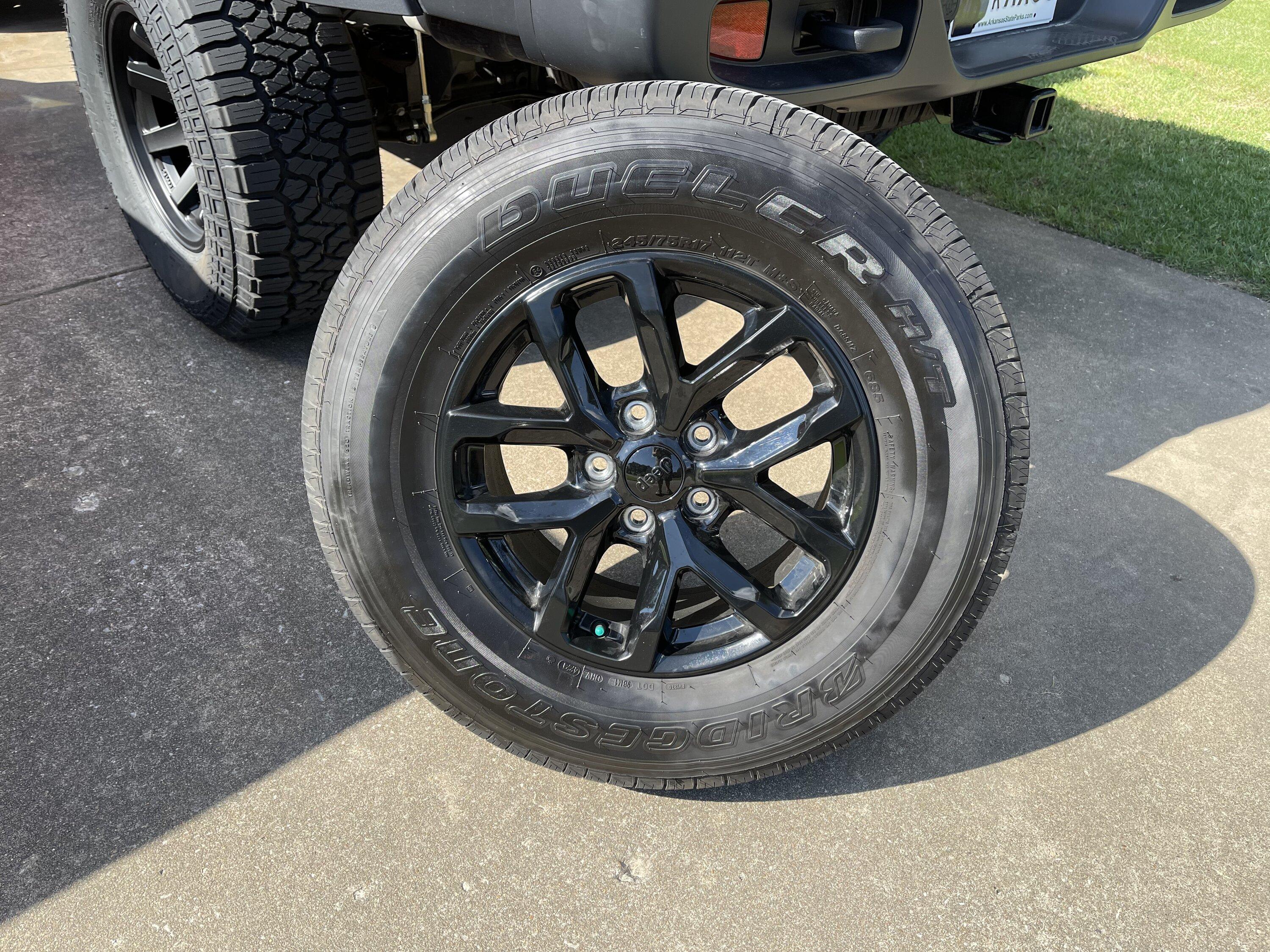 Jeep Gladiator Factory Gloss Black Wheels, Tires, And Sensors AC424400-DA53-41BE-A9C5-ACBAA4DA0699