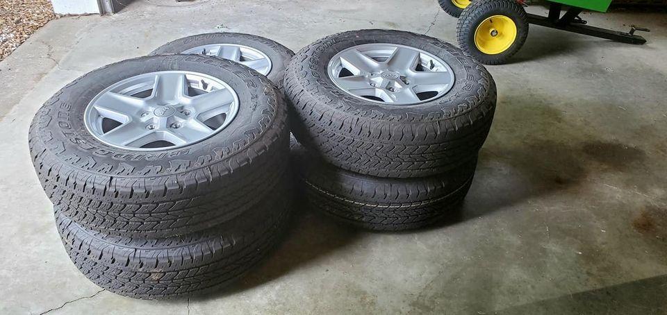 Jeep Gladiator 5 Like New Tires & Wheels with TPMS $600 297593200_5301501453274134_7007535627339841691_n