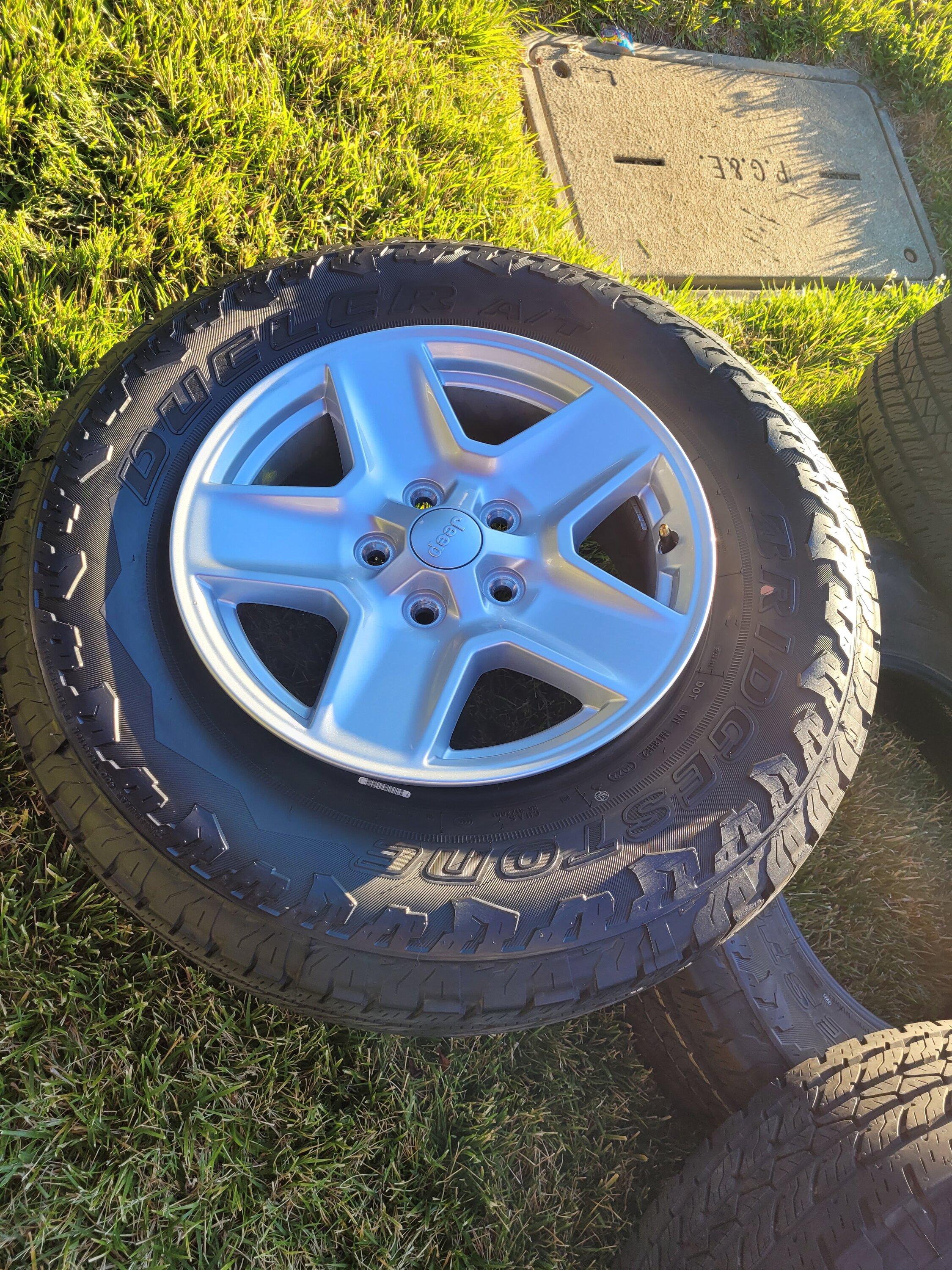 Jeep Gladiator 4 2022 Gladiator Sport S wheels and 5 Bridgestone Dueller A/T tires 245/75R17 - $300 20220722_192749