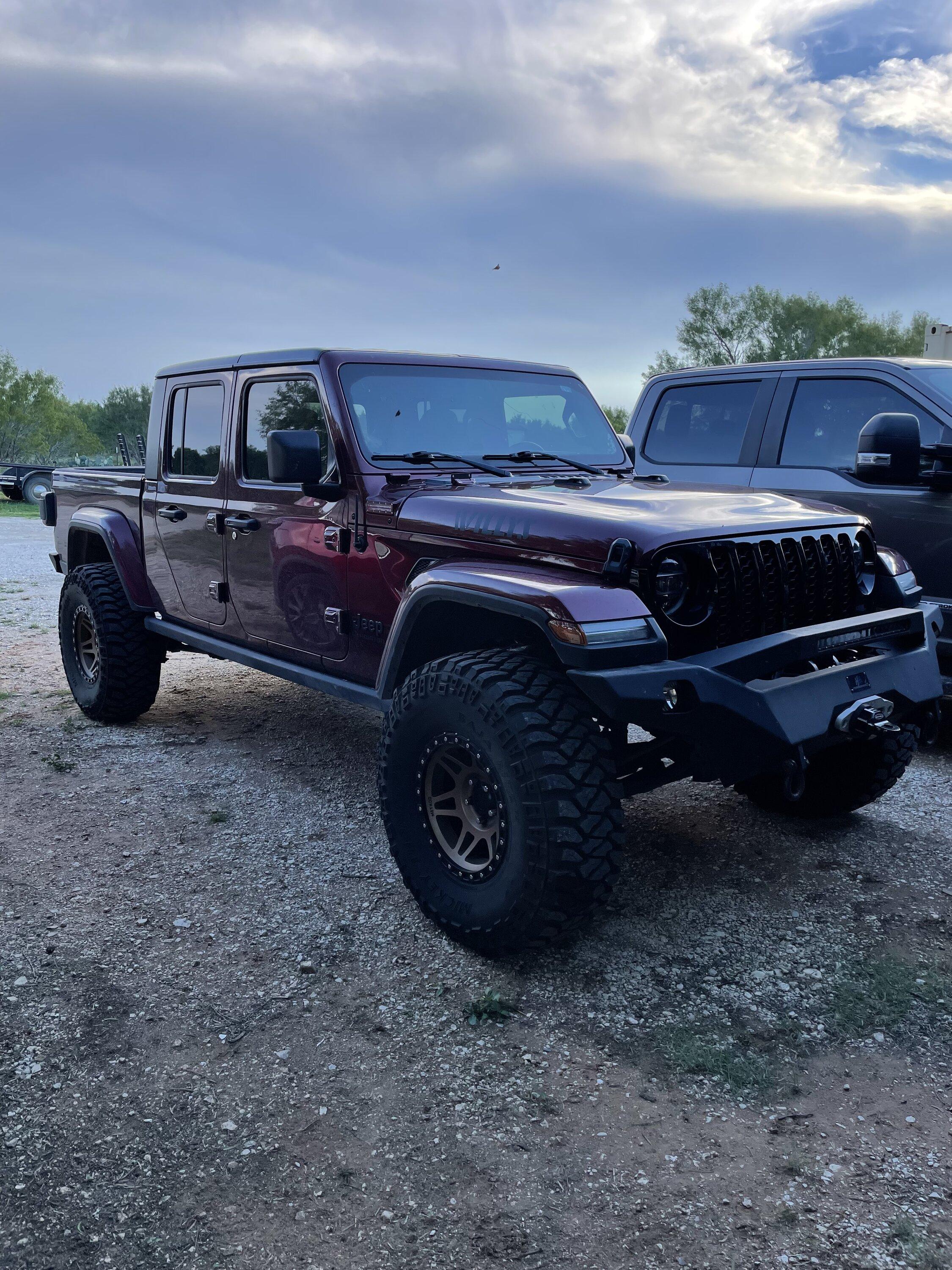 Jeep Gladiator Gladiator Glamour Shots BE4563A2-C1BC-418D-9A42-C41B761D1C2A