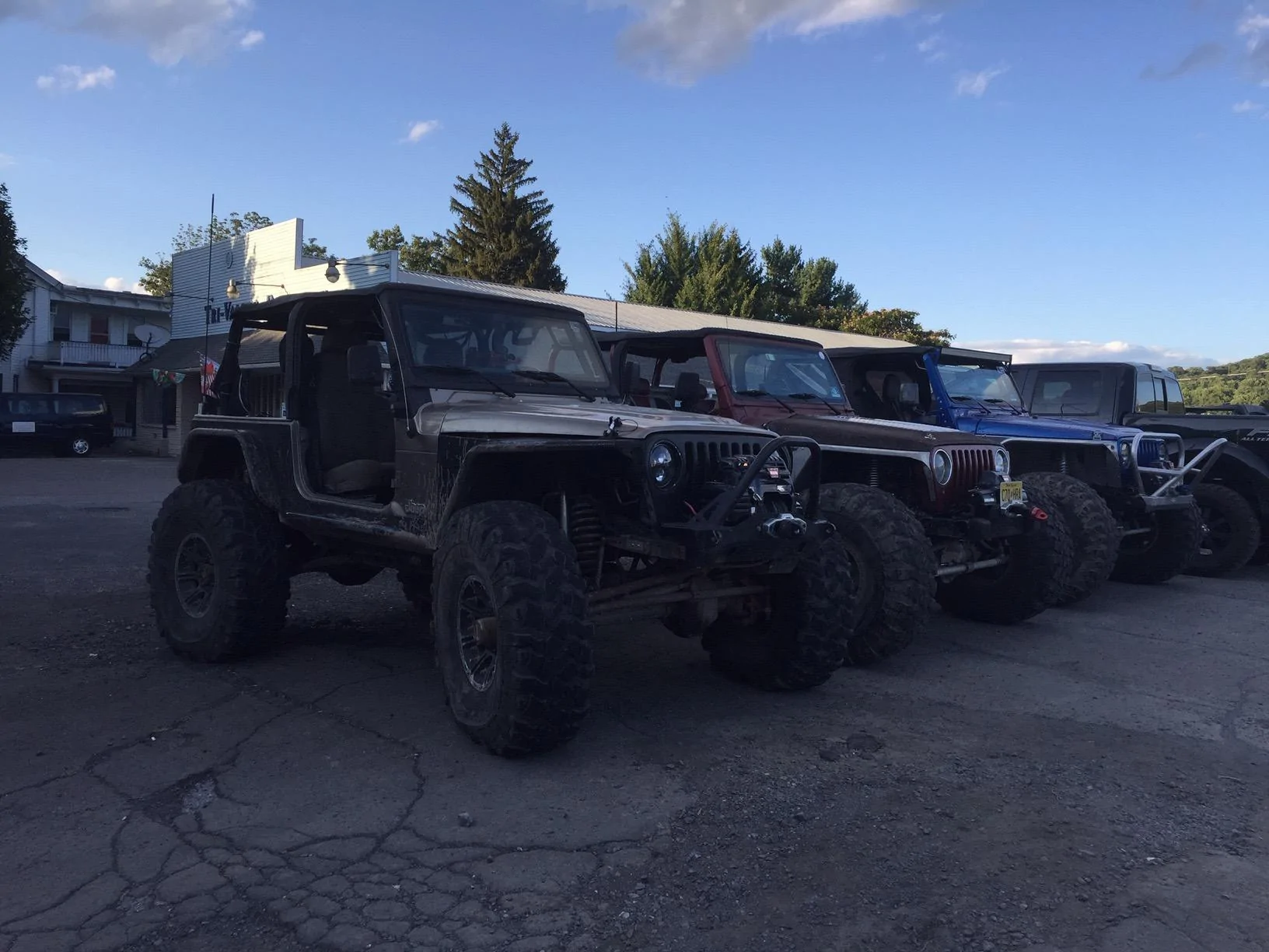 Jeep Gladiator Jeeps Parking Next To Jeeps 8D326D8A-07DF-4AA1-A5CE-0D79B8858C0D