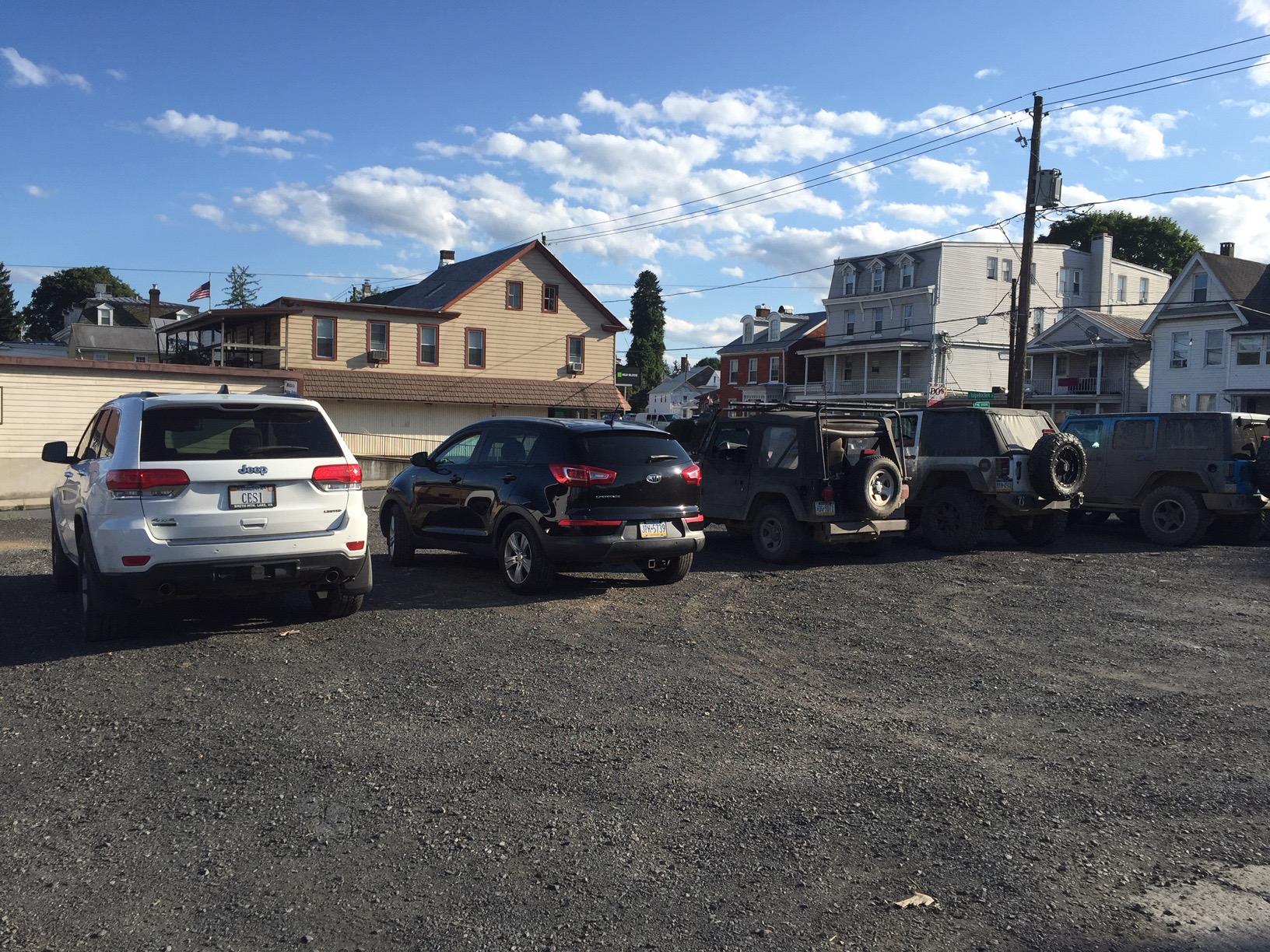 Jeep Gladiator Jeeps Parking Next To Jeeps FC98E7FA-E4A2-4F3C-957C-C6169F80CB4D